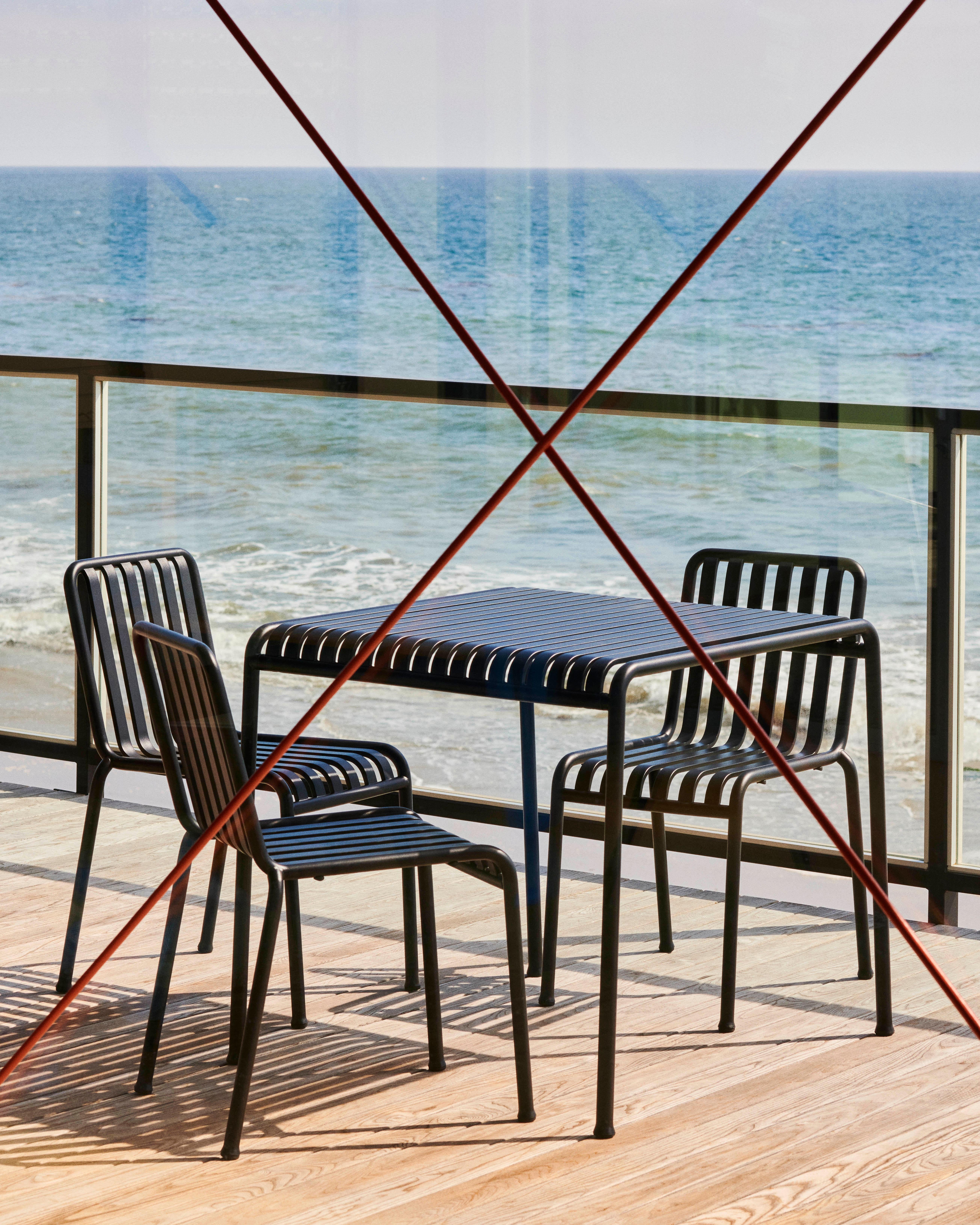 Designed by French brothers Ronan and Erwan Bouroullec, Palissade is a collection of outdoor furniture for HAY in powder coated or hot galvanized steel.
United by a common principle of symmetrical geometry, the Palissade collection is engineered to