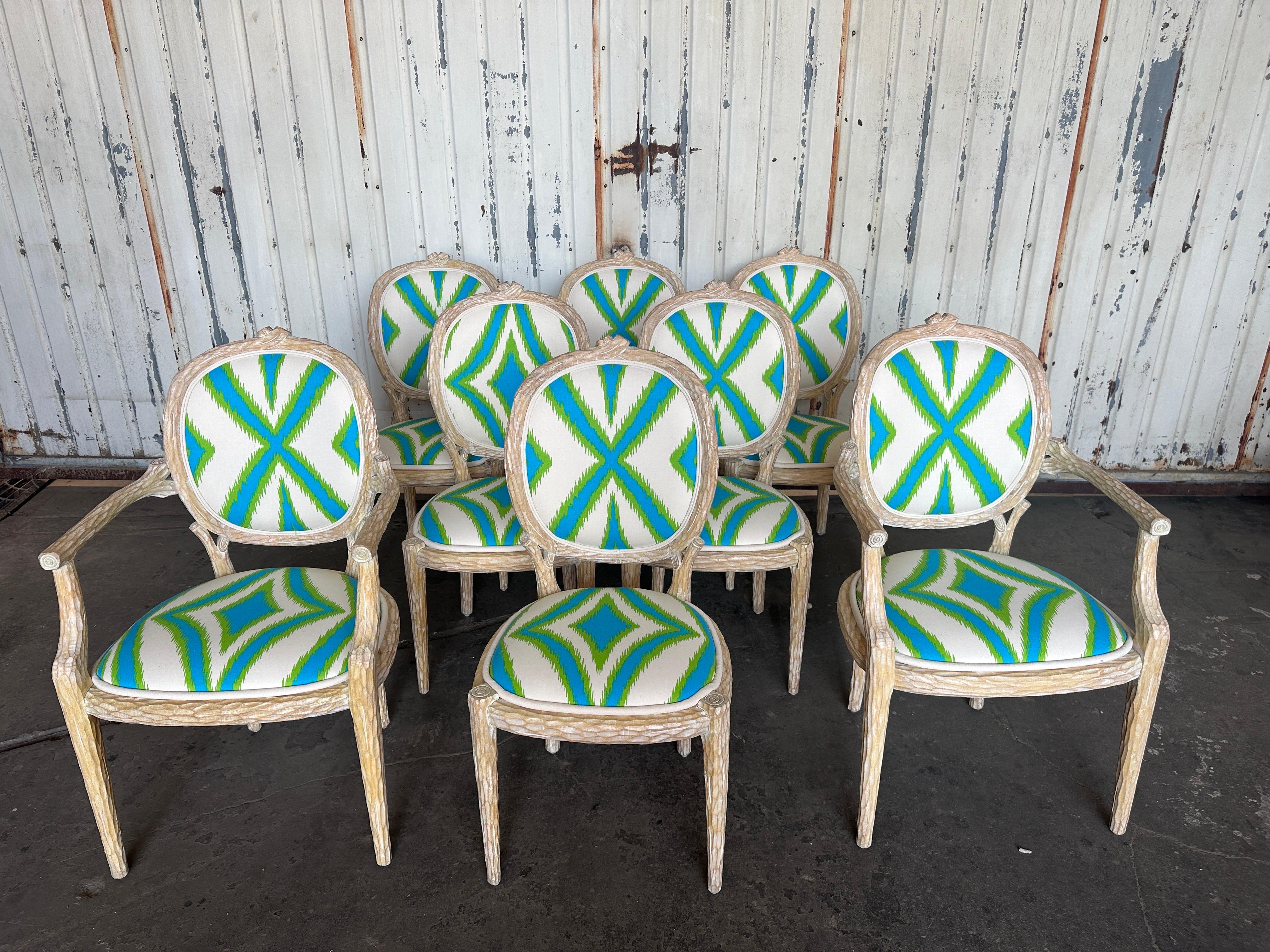 Satz von acht Palm Beach tropischen Hollywood Regency faux bois Zweig Stühle. Dieses Set besteht aus zwei Sesseln und sechs Beistellstühlen. Sie wurden in den 1980er Jahren in Spanien hergestellt und sind aus europäischem Buchenholz handgeschnitzt