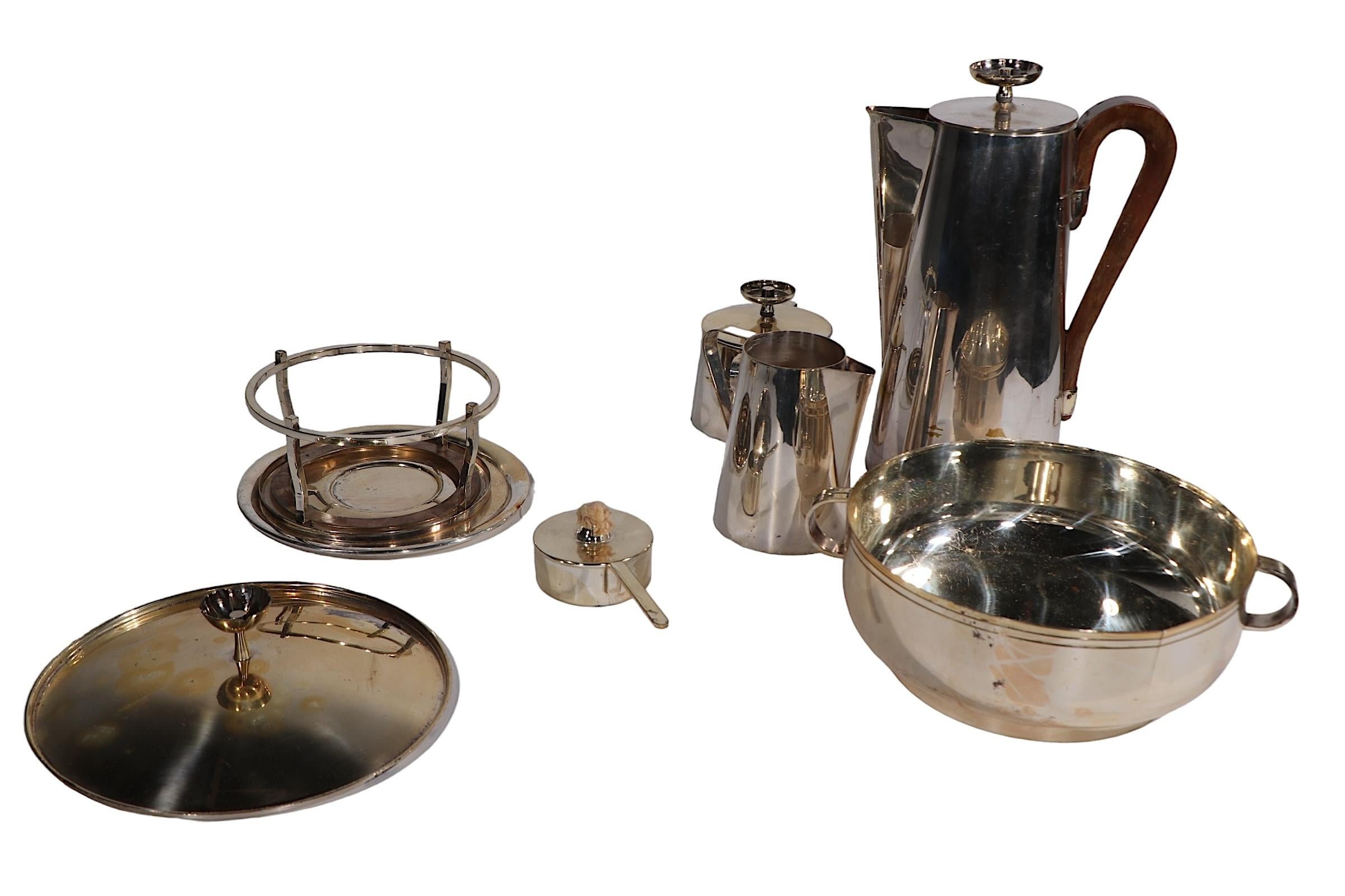 Set of Parzinger Design for Silversmiths Mueck Cary Serveware c. 1950/60's In Good Condition For Sale In New York, NY