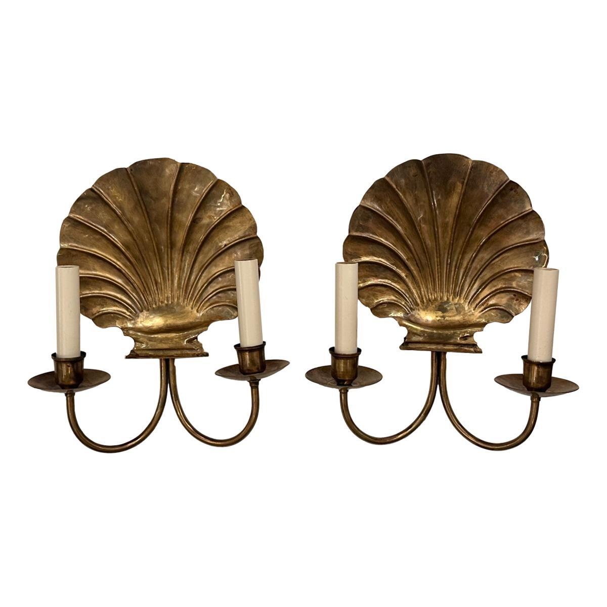 Set di lampade a conchiglia in ottone patinato, vendute a coppia in vendita 3