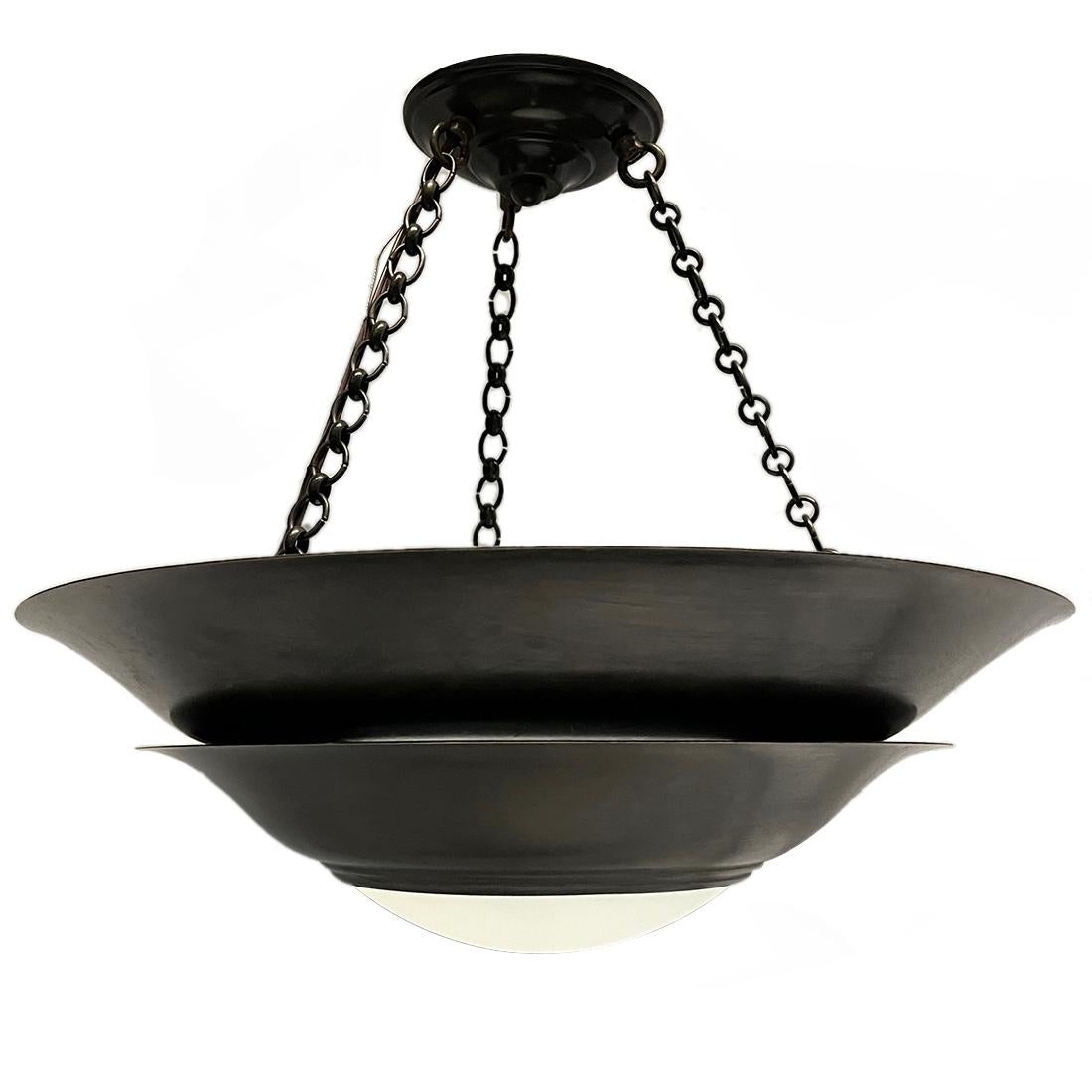 Un set di lampade italiane patinate degli anni '50 circa con inserto in vetro smerigliato e quattro luci interne. 
Venduto singolarmente.

Misure:
Caduta: 17