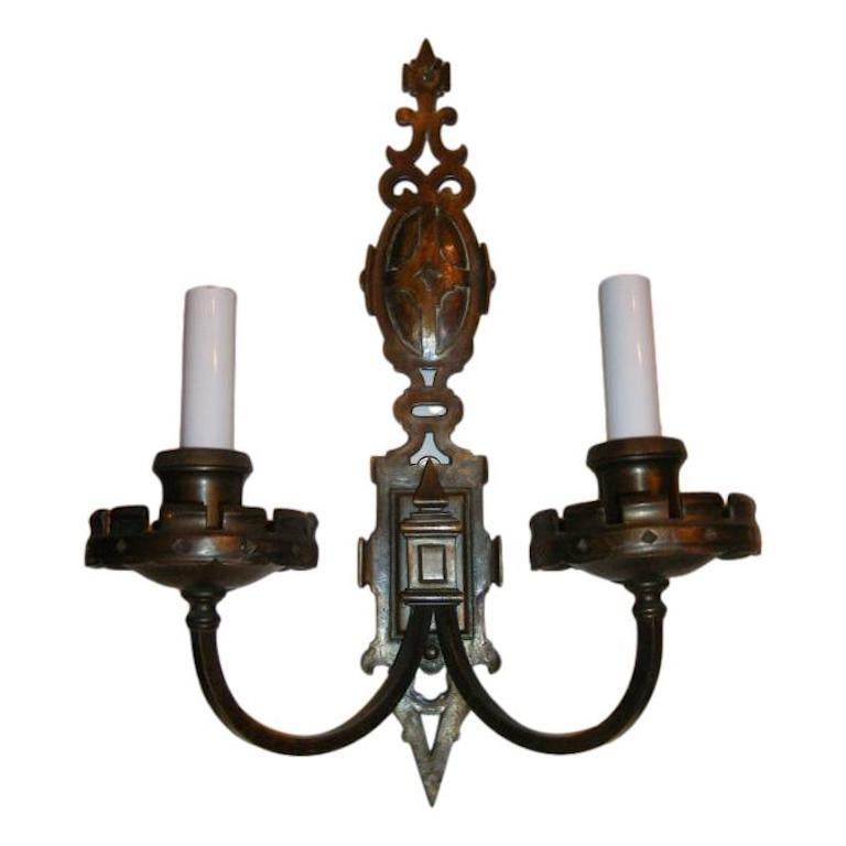 Set di quattro appliques a doppia luce in bronzo patinato inglese del 1920 circa con patina originale. Venduto al paio.

Misure:
Altezza 16