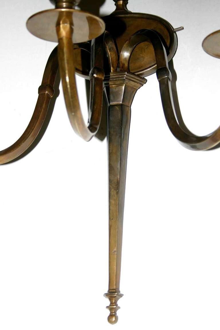 Set di lampade inglesi in bronzo patinato. Venduto a coppia. In condizioni buone in vendita a New York, NY