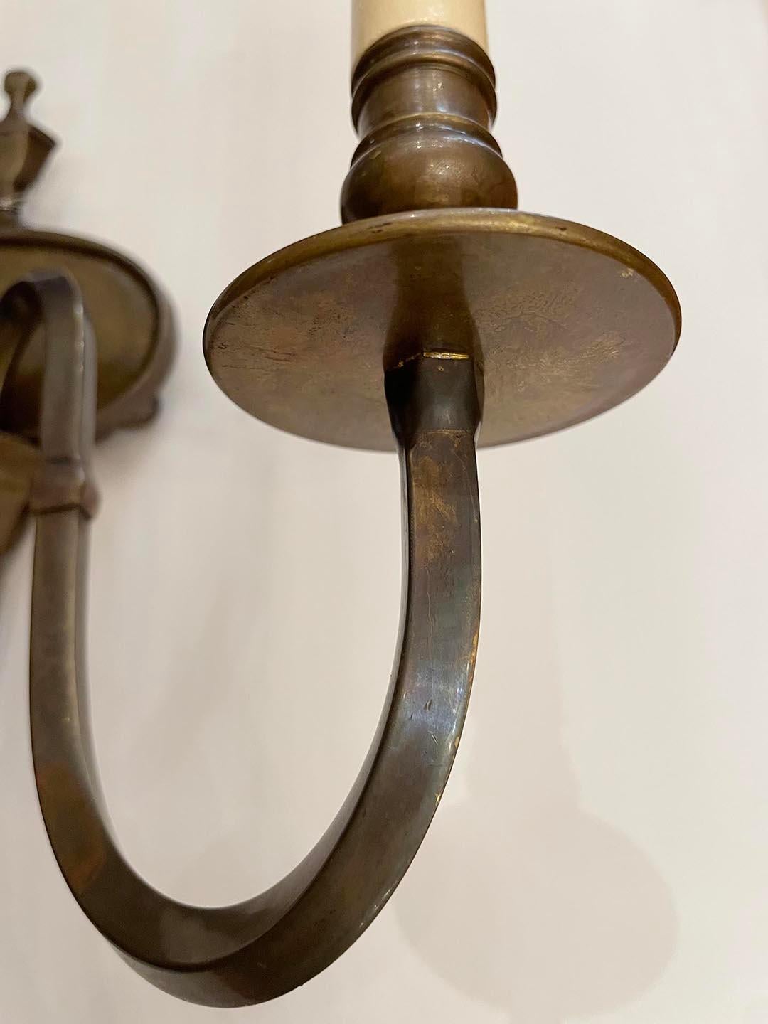 Metà XX secolo Set di lampade inglesi in bronzo patinato. Venduto a coppia. in vendita