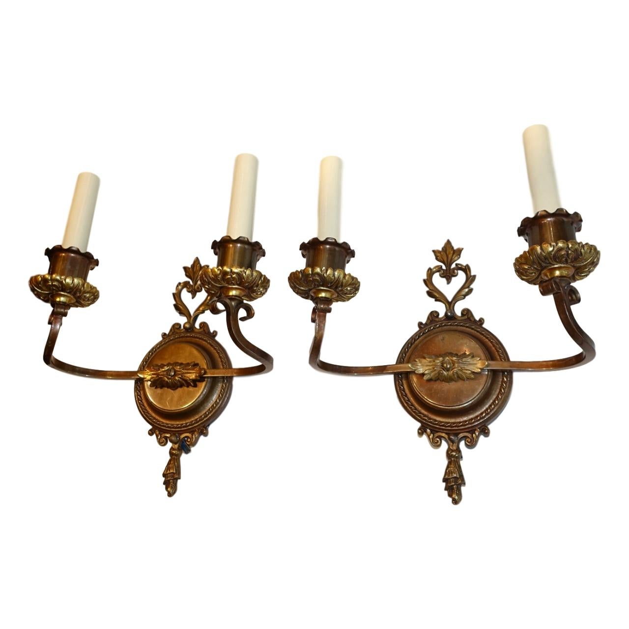 Ensemble de quatre appliques de style néoclassique français des années 1930 en bronze patiné foncé avec des détails de feuillage. Vendu par paire.

Mesures :
Hauteur : 12