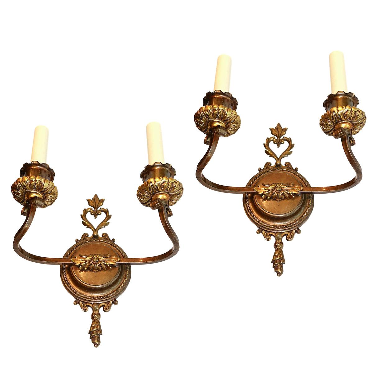 Juego de candelabros franceses de bronce patinado, se venden por pares