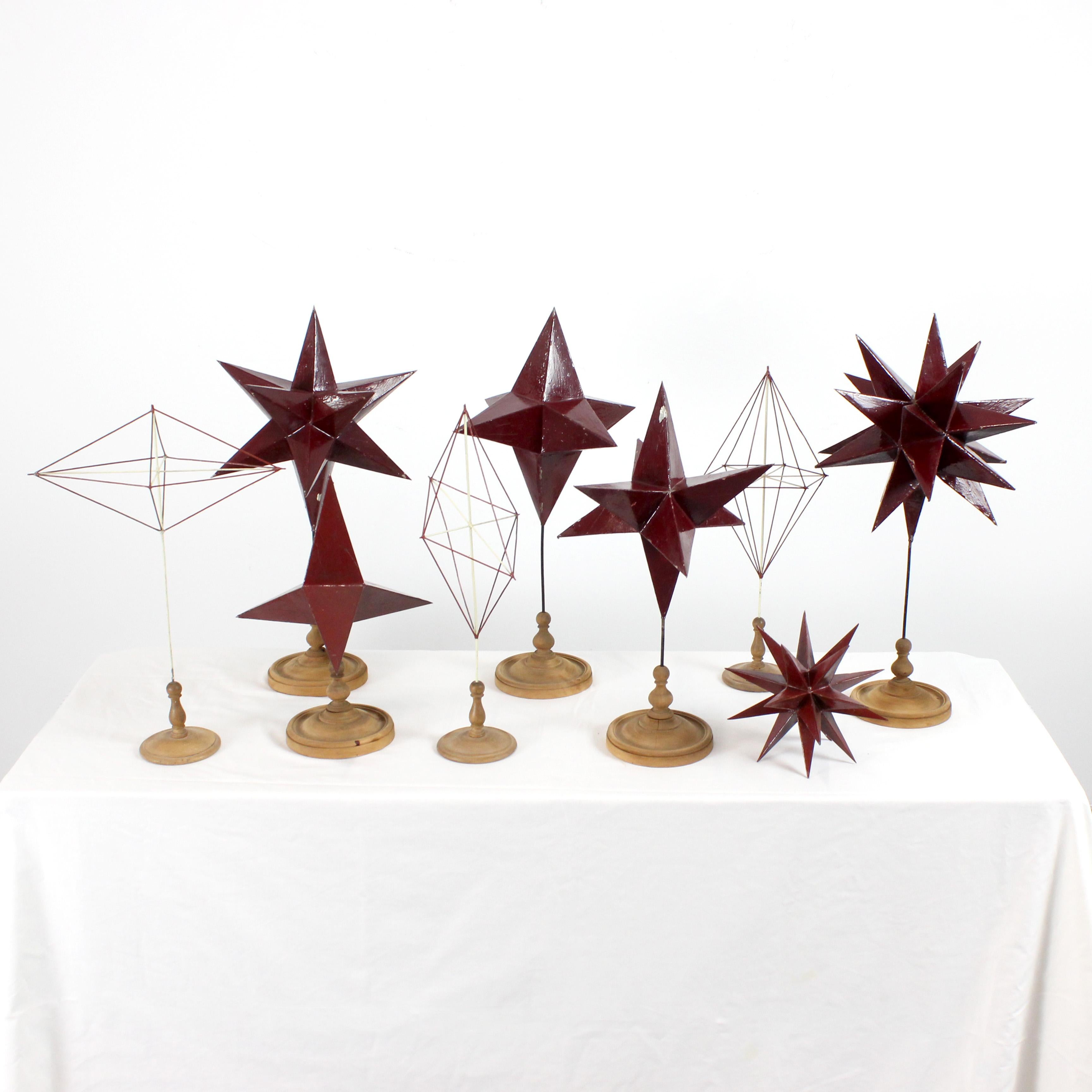 Set of pedagogical models of polygonal shapes in red lacquered zinc with wood (Spanisch) im Angebot