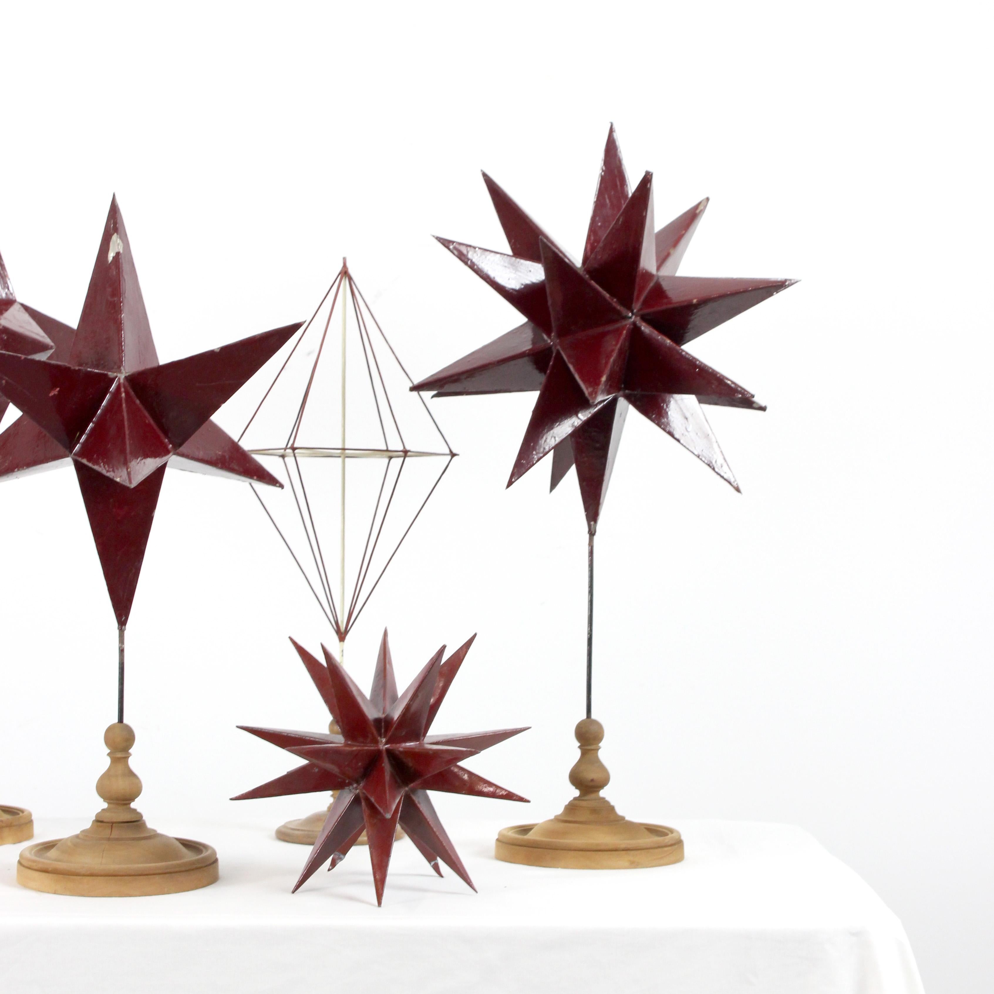 Set of pedagogical models of polygonal shapes in red lacquered zinc with wood im Zustand „Gut“ im Angebot in Madrid, España