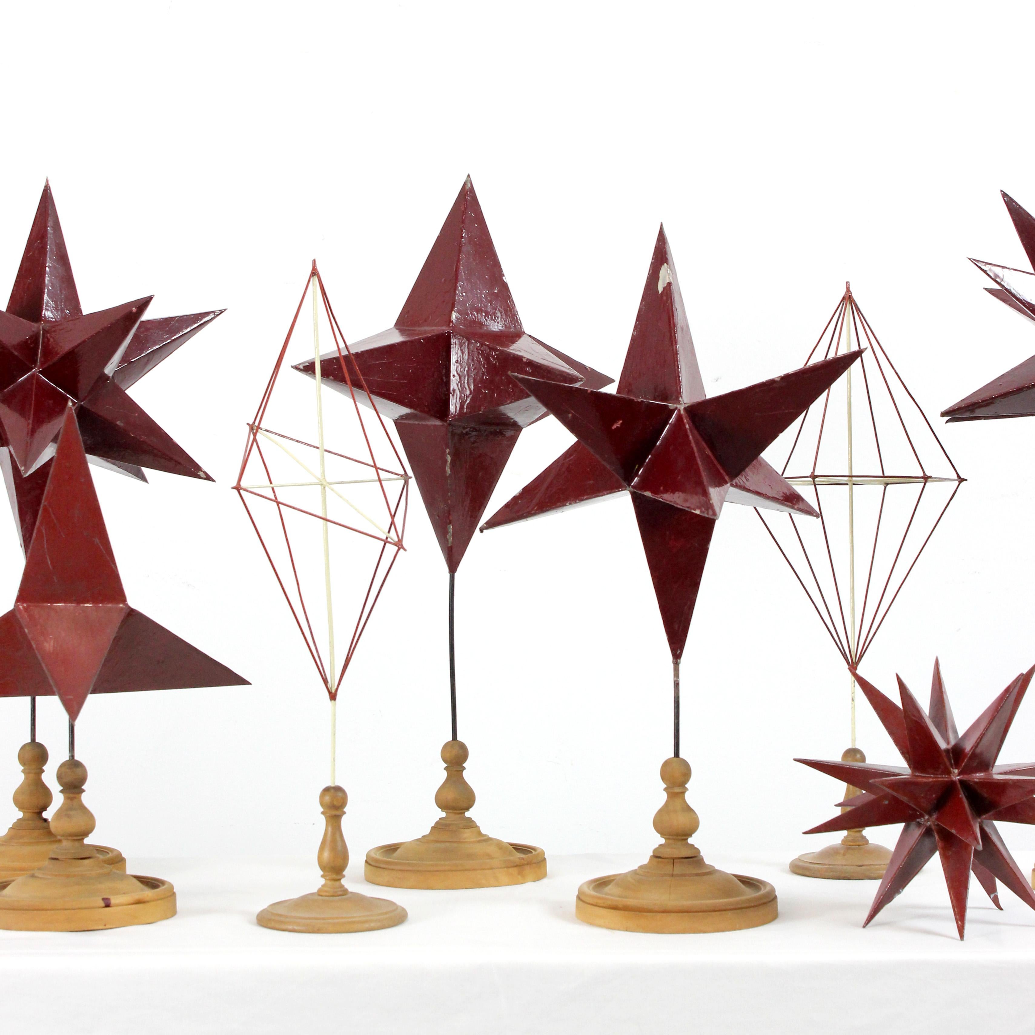 Set of pedagogical models of polygonal shapes in red lacquered zinc with wood (Mitte des 20. Jahrhunderts) im Angebot