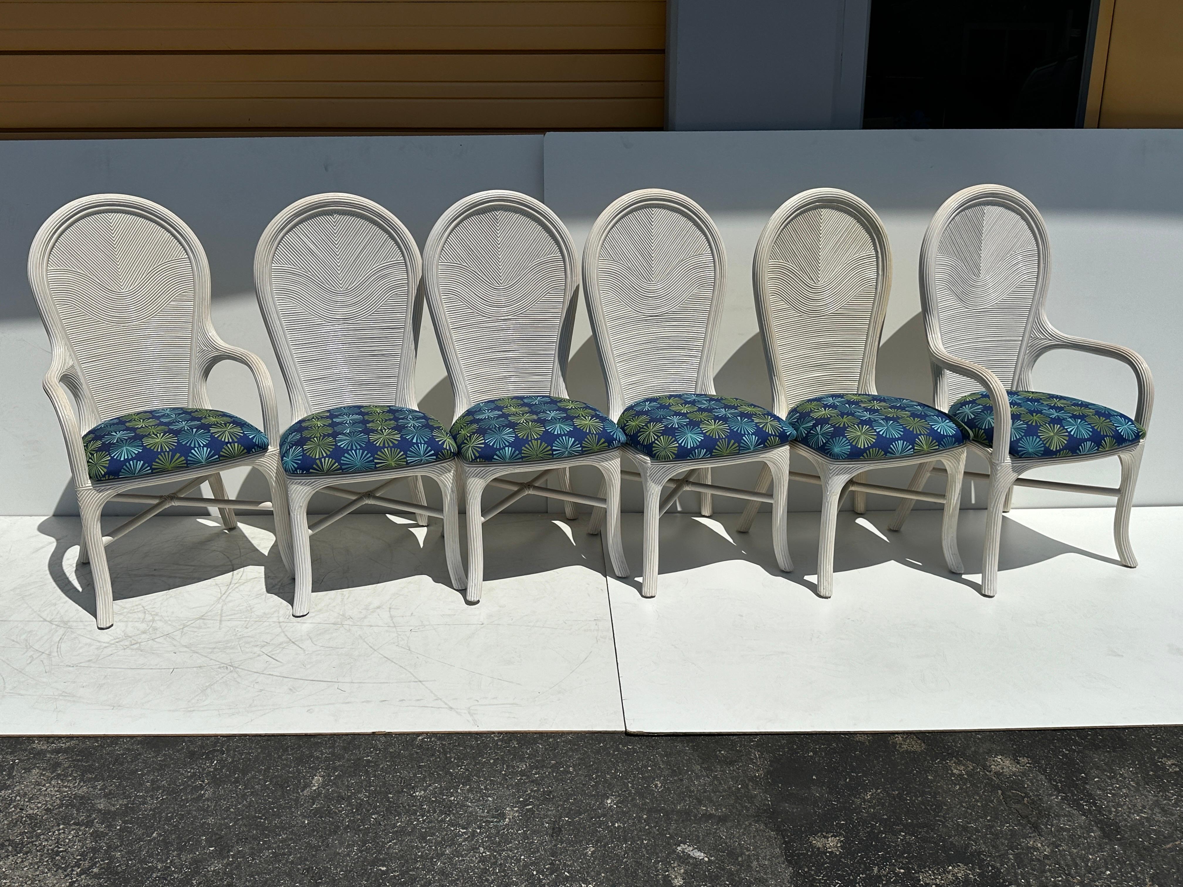 Set di sei sedie da pranzo in rattan in canna a matita nello stile di McGuire. Il set comprende due poltrone e quattro sedie laterali in stile Palm Beach Hollywood Regency con finitura bianco antico.

Le poltrone hanno un'altezza di 43