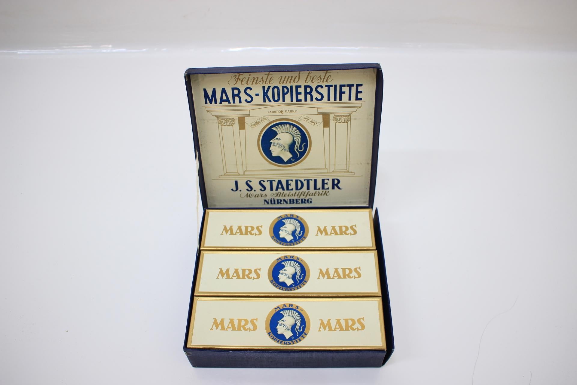 - Hergestellt in Deutschland
- Der Hersteller ist Mars Bleistift fabrik
- Sehr guter, ursprünglicher Zustand
- Zum Jubiläum - 275 Jahre nach dem Fund einer Bleistiftfälschung.