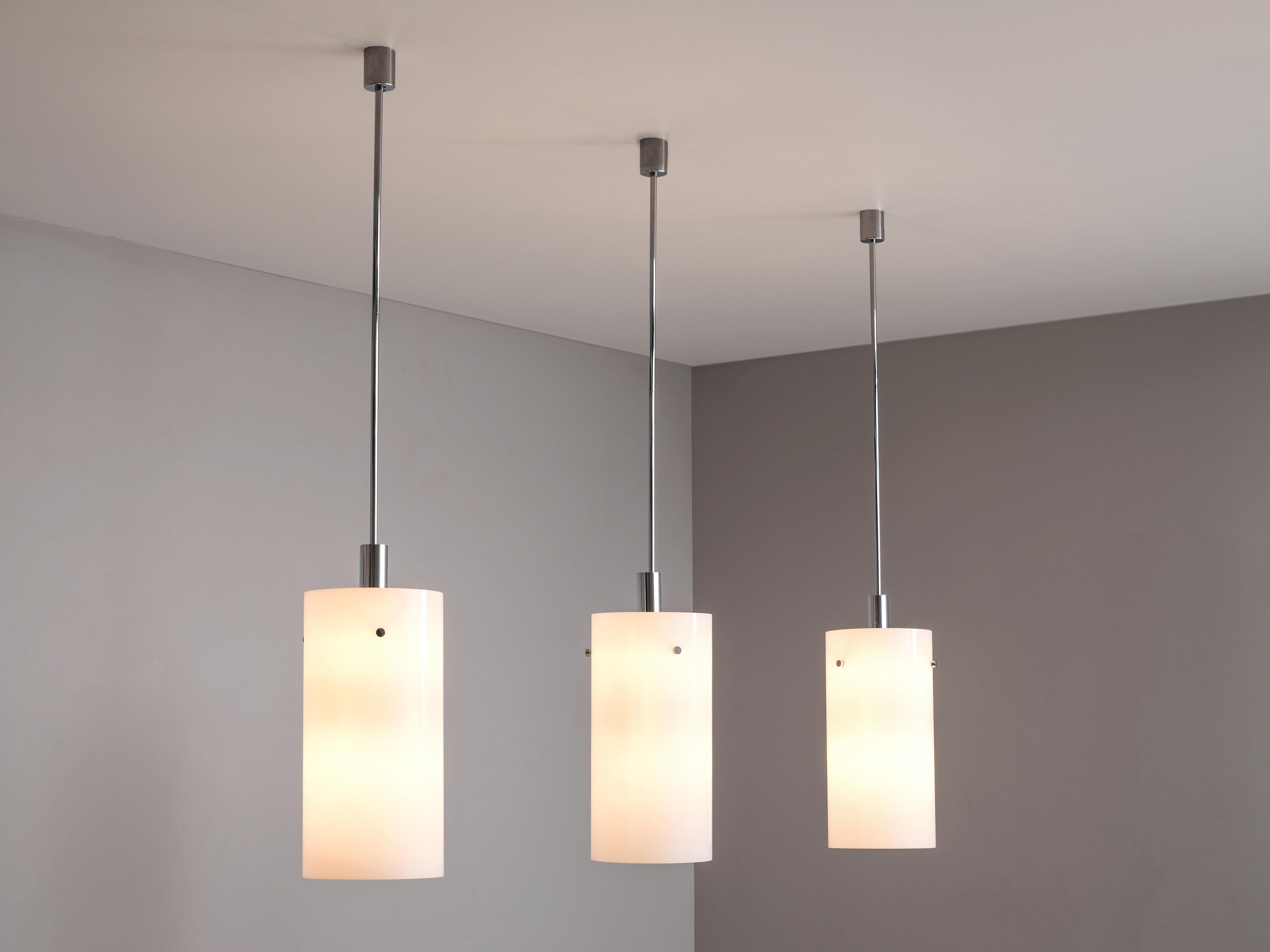 Mid-Century moderno Lampade a sospensione con paralume in vetro bianco in vendita
