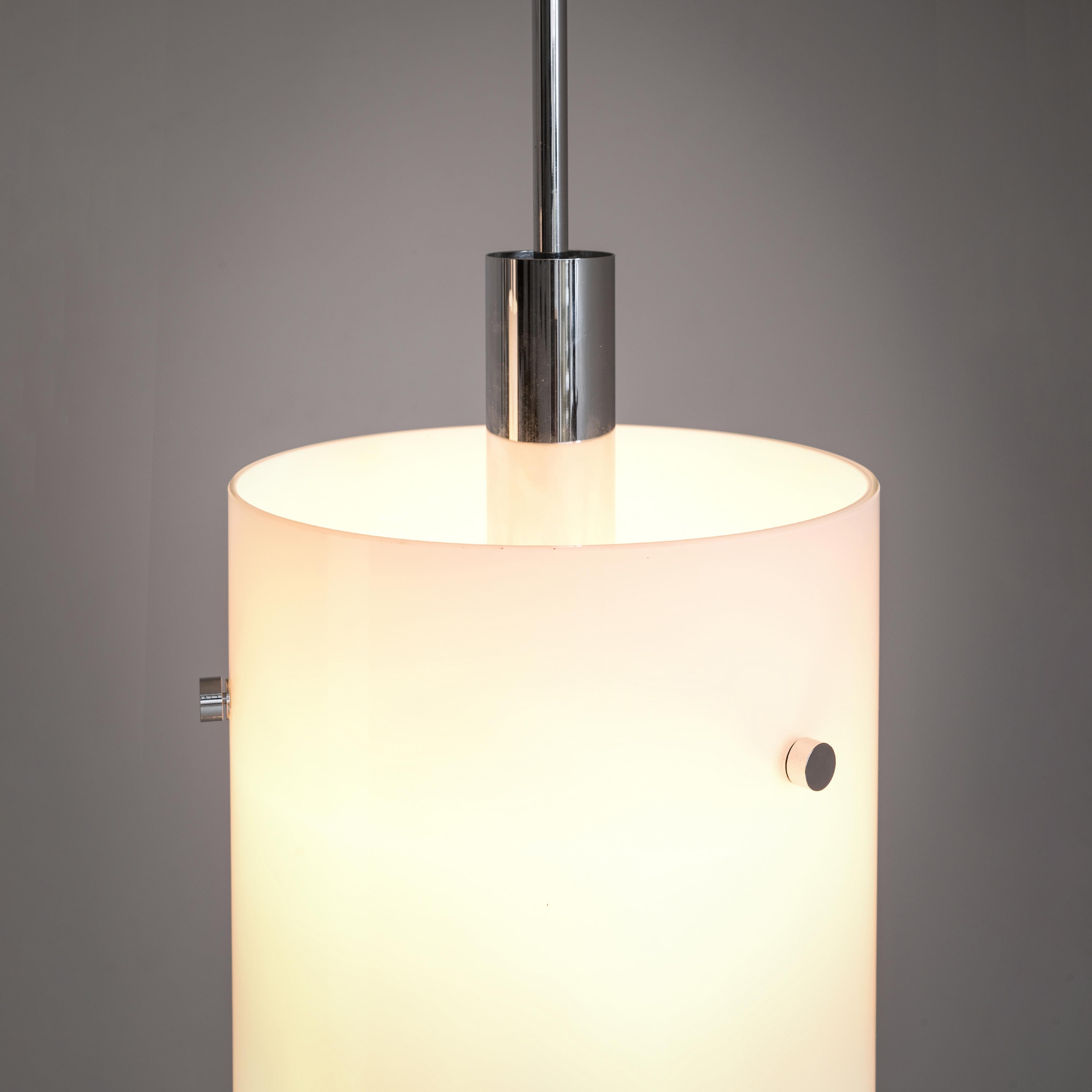 Lampes suspendues avec abat-jour en verre blanc Bon état - En vente à Waalwijk, NL