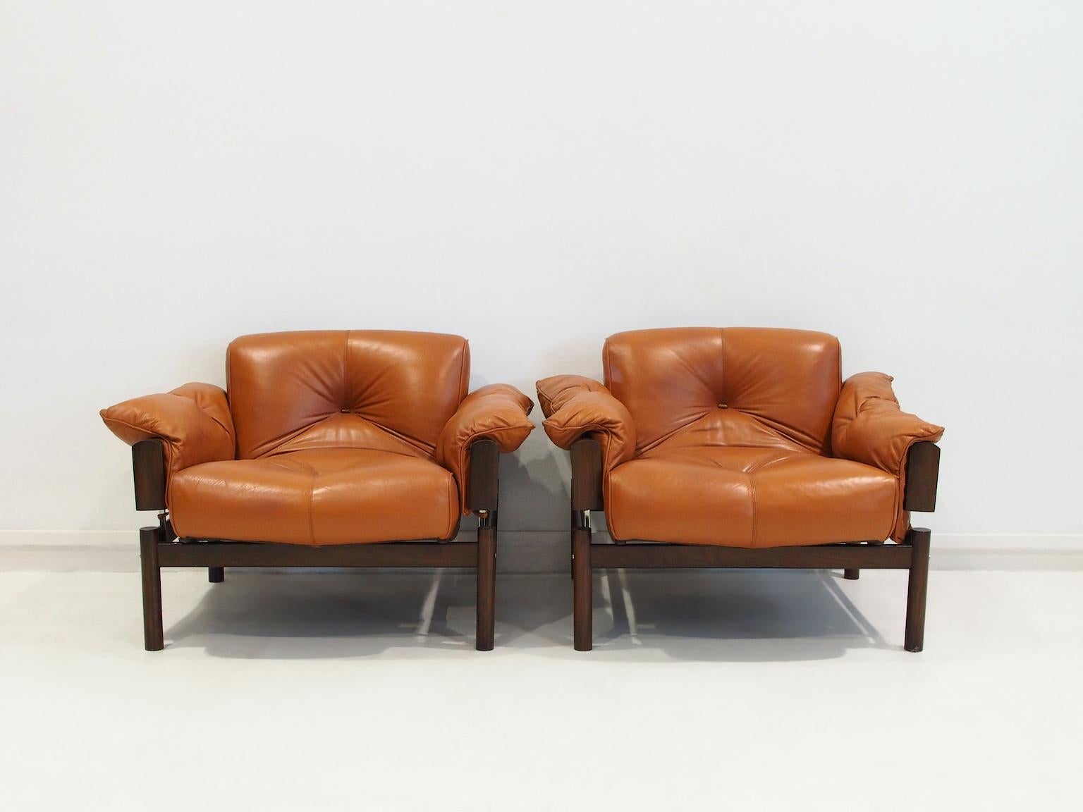 Sessel-Set, Modell MP-13, mit Fußbank, ca. 1960-1970, des brasilianischen Designers Percival Lafer. Gestell aus massivem Jatobaholz, Bezüge aus cognacbraunem Leder. Abmessungen des Hockers: H 41 cm, B 73 cm, T 52 cm. Jatoba-Holz ist nicht als Art