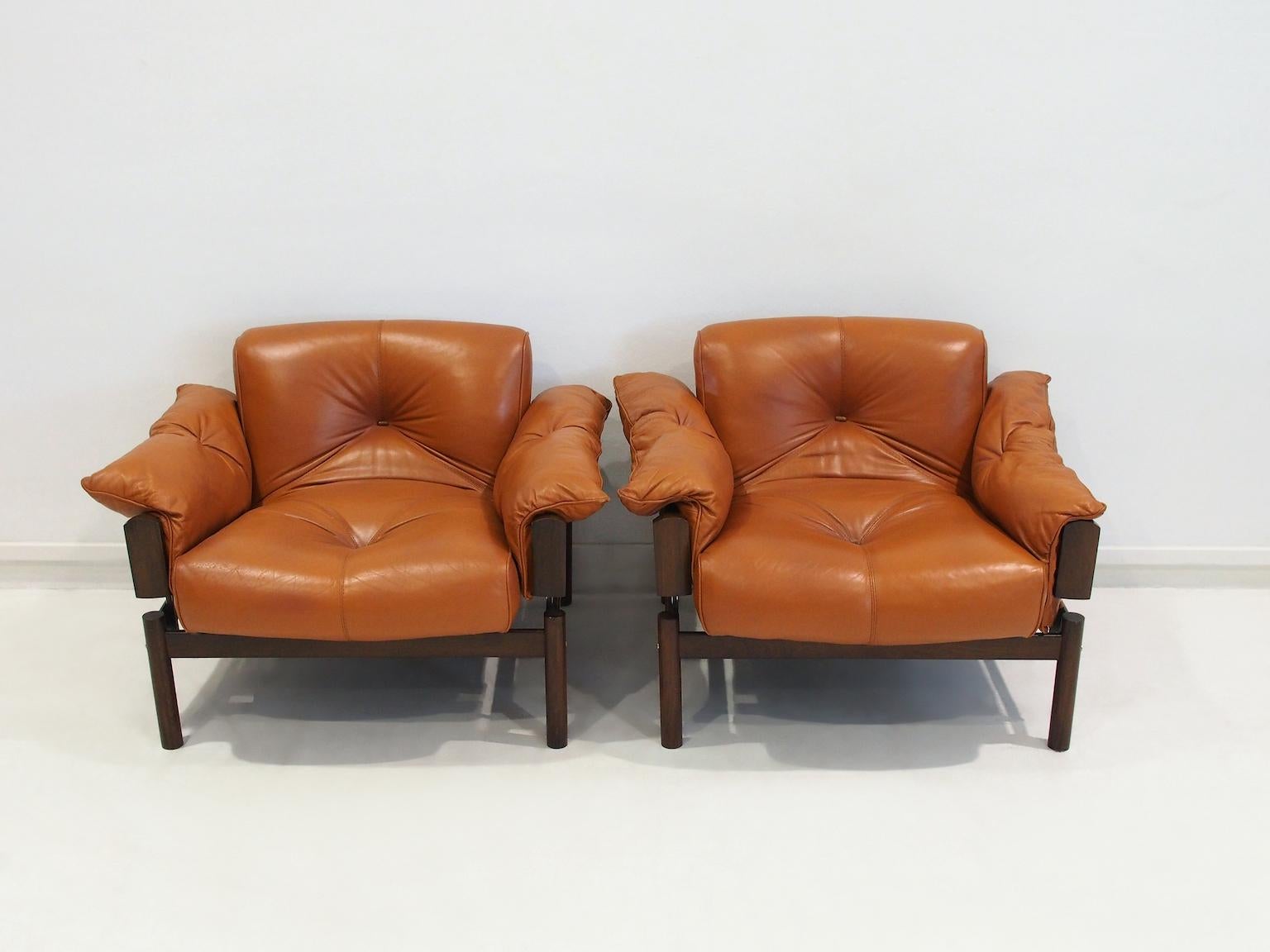 Set von Percival Lafer Cognacfarbenen Ledersesseln MP-13 und einem Fußhocker aus Leder (Moderne der Mitte des Jahrhunderts) im Angebot