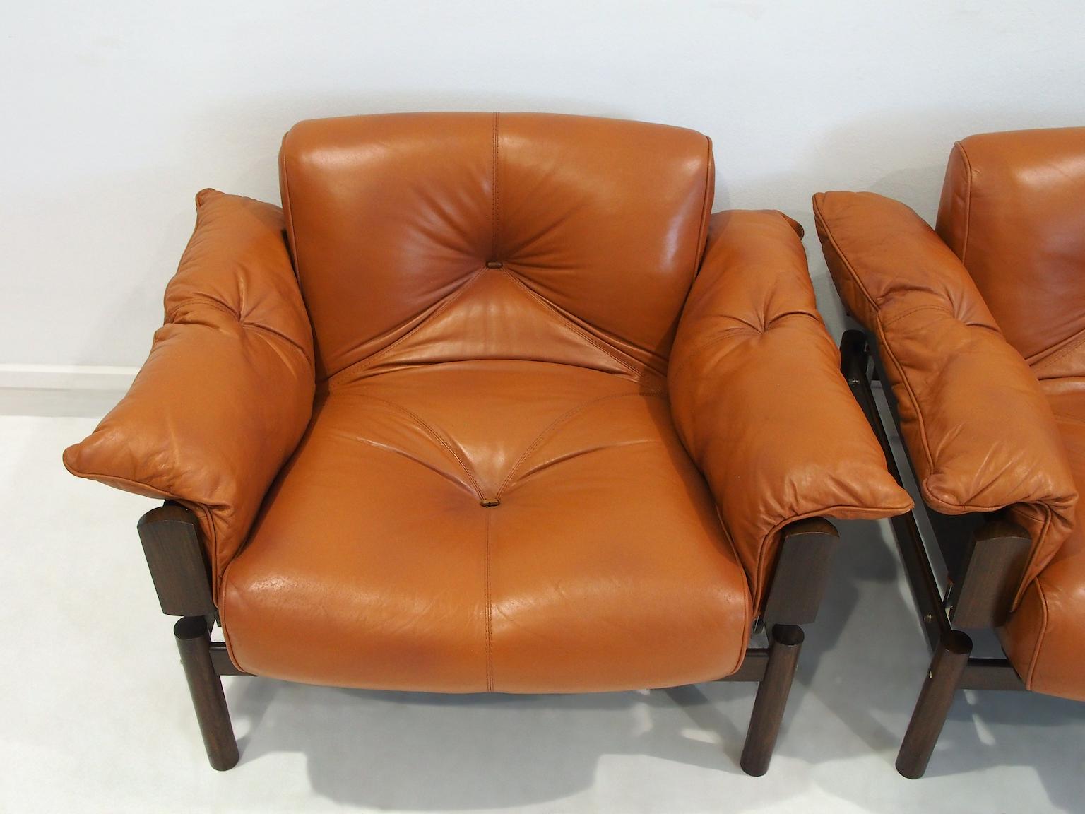 Set von Percival Lafer Cognacfarbenen Ledersesseln MP-13 und einem Fußhocker aus Leder im Zustand „Gut“ im Angebot in Madrid, ES
