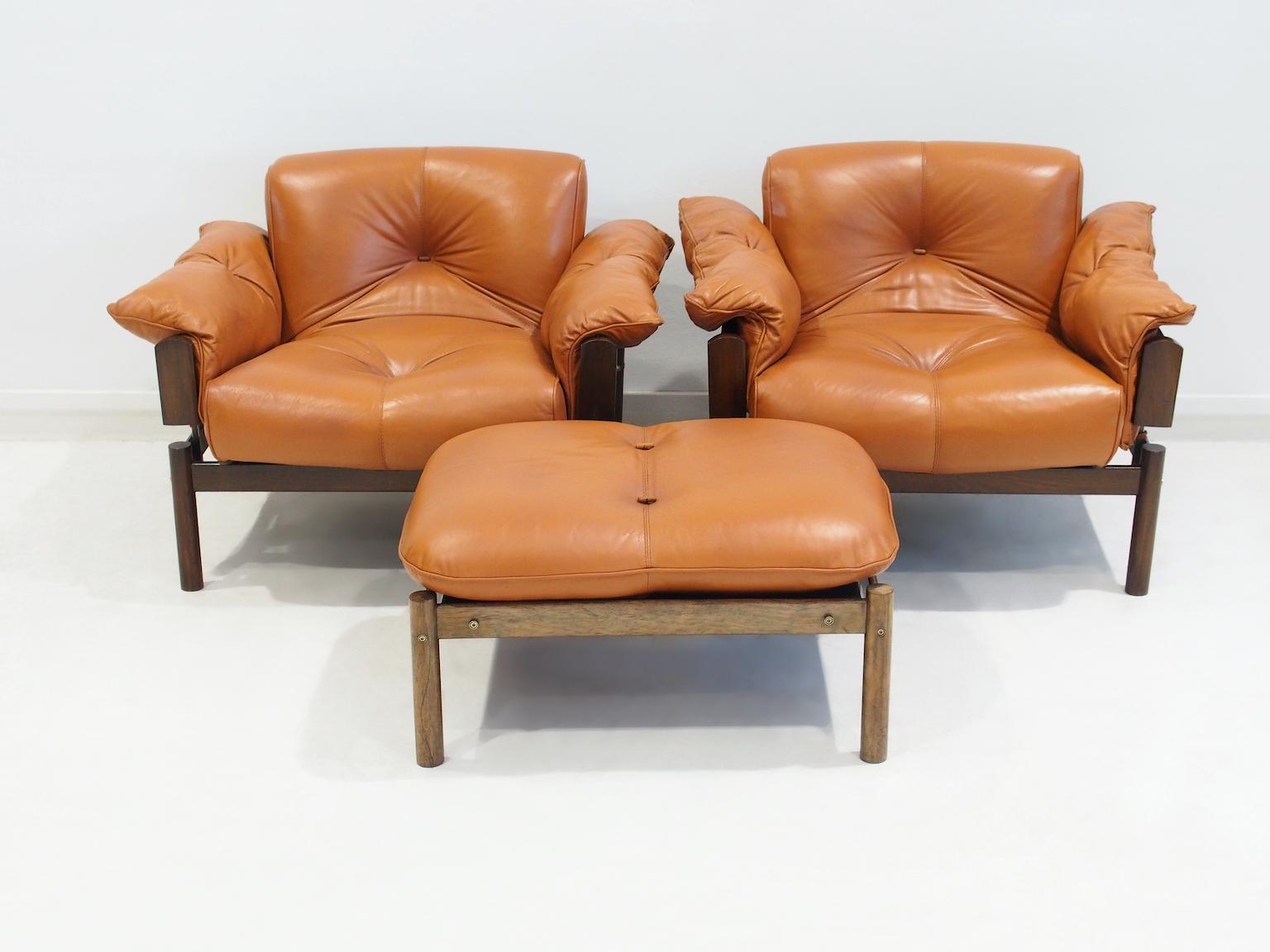 Set von Percival Lafer Cognacfarbenen Ledersesseln MP-13 und einem Fußhocker aus Leder im Angebot 1