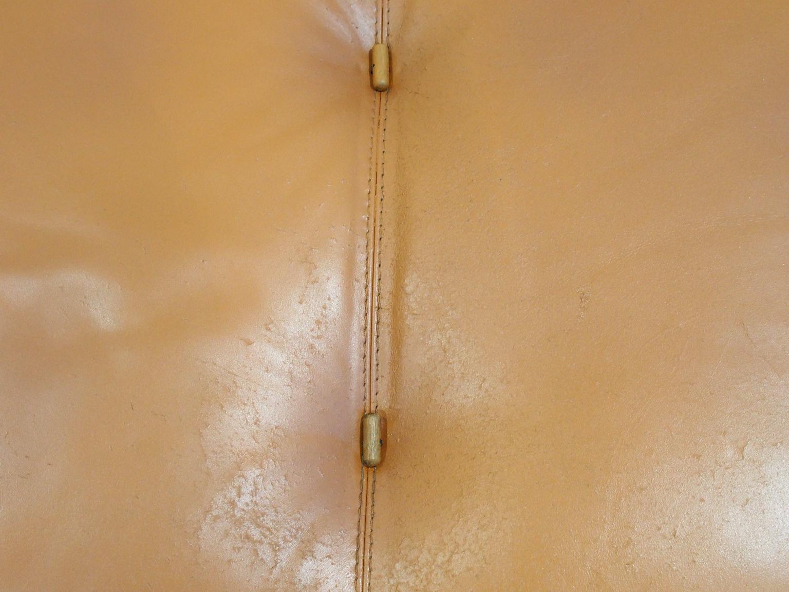 Set von Percival Lafer Cognacfarbenen Ledersesseln MP-13 und einem Fußhocker aus Leder im Angebot 2