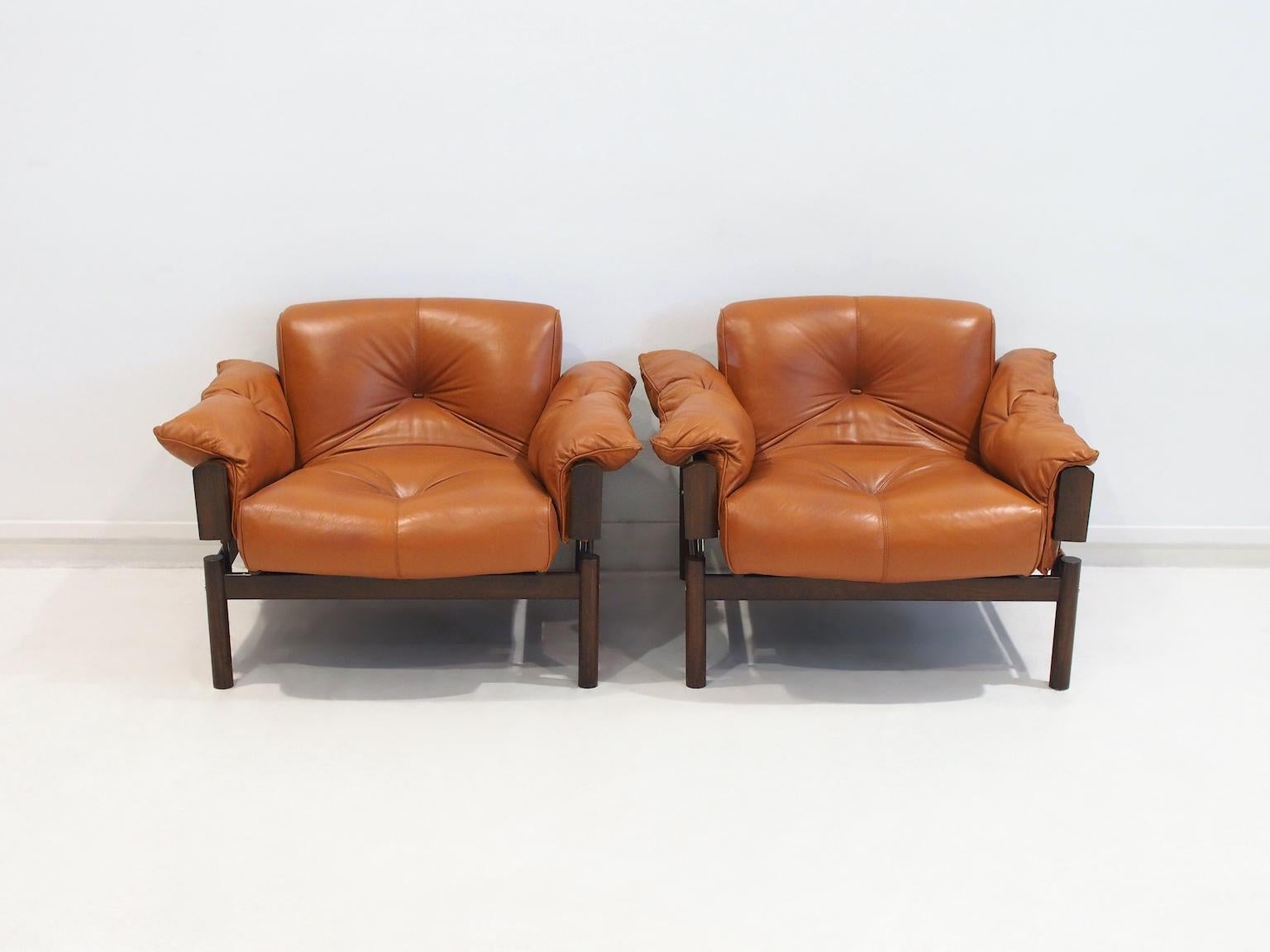 Set von Percival Lafer Cognacfarbenen Ledersesseln MP-13 und einem Fußhocker aus Leder im Angebot 3