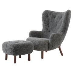 Set aus Petra Lounge Chair 
Pouf in Skandinavisch Grau 22 Schafsfell 17 mm /Walnuss