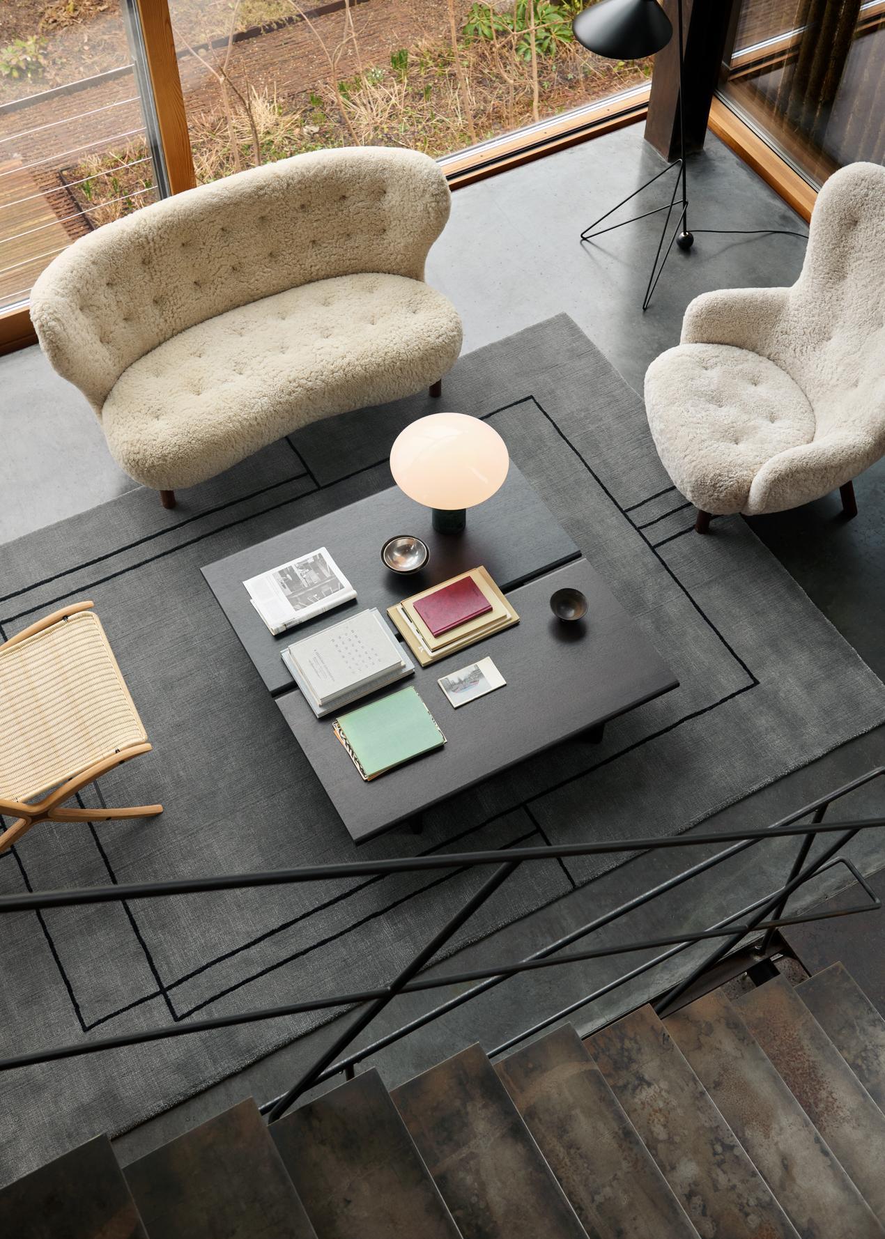 Set aus Petra Lounge Chair & Pouf aus skandinavischem Grey22 Schafsfell 17mm/Walnuss im Angebot 3