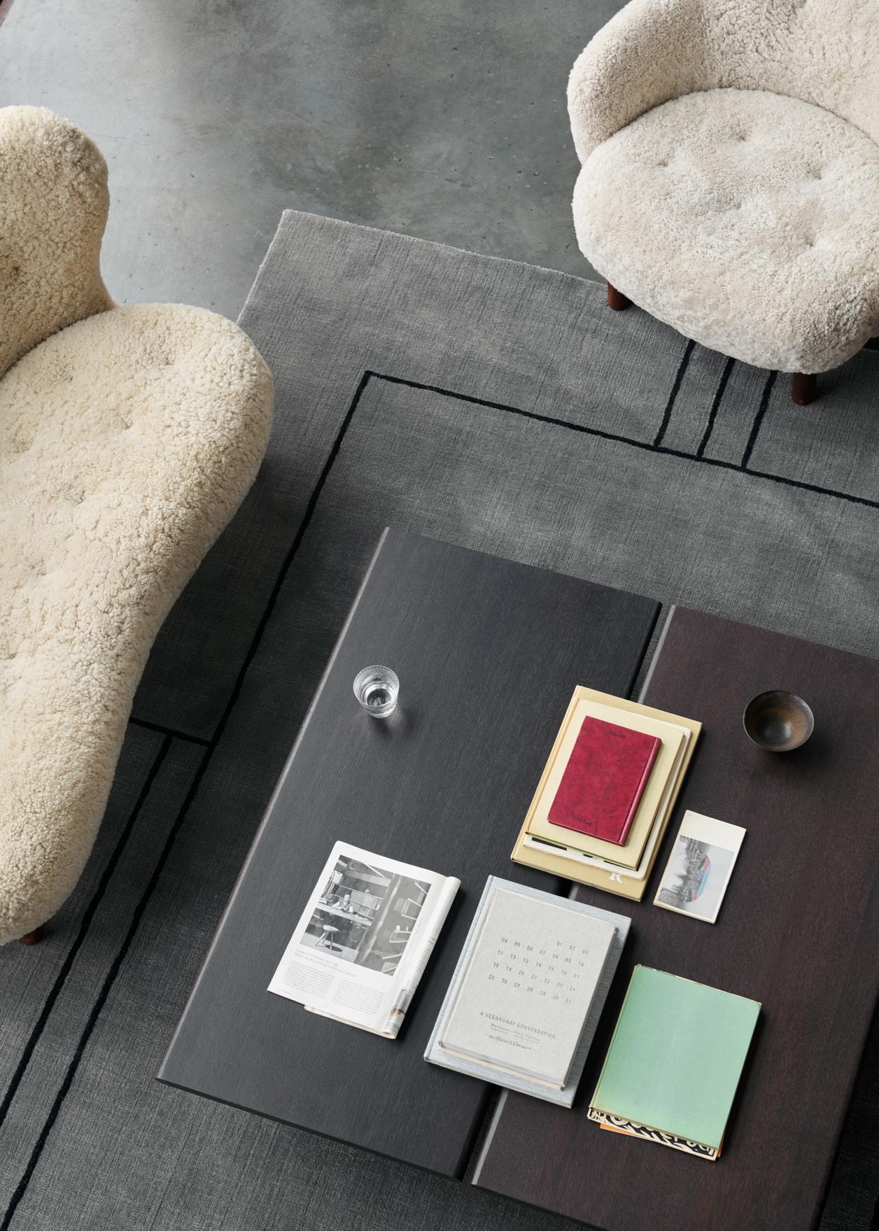 Set aus Petra Lounge Chair & Pouf aus skandinavischem Grey22 Schafsfell 17mm/Walnuss im Angebot 4