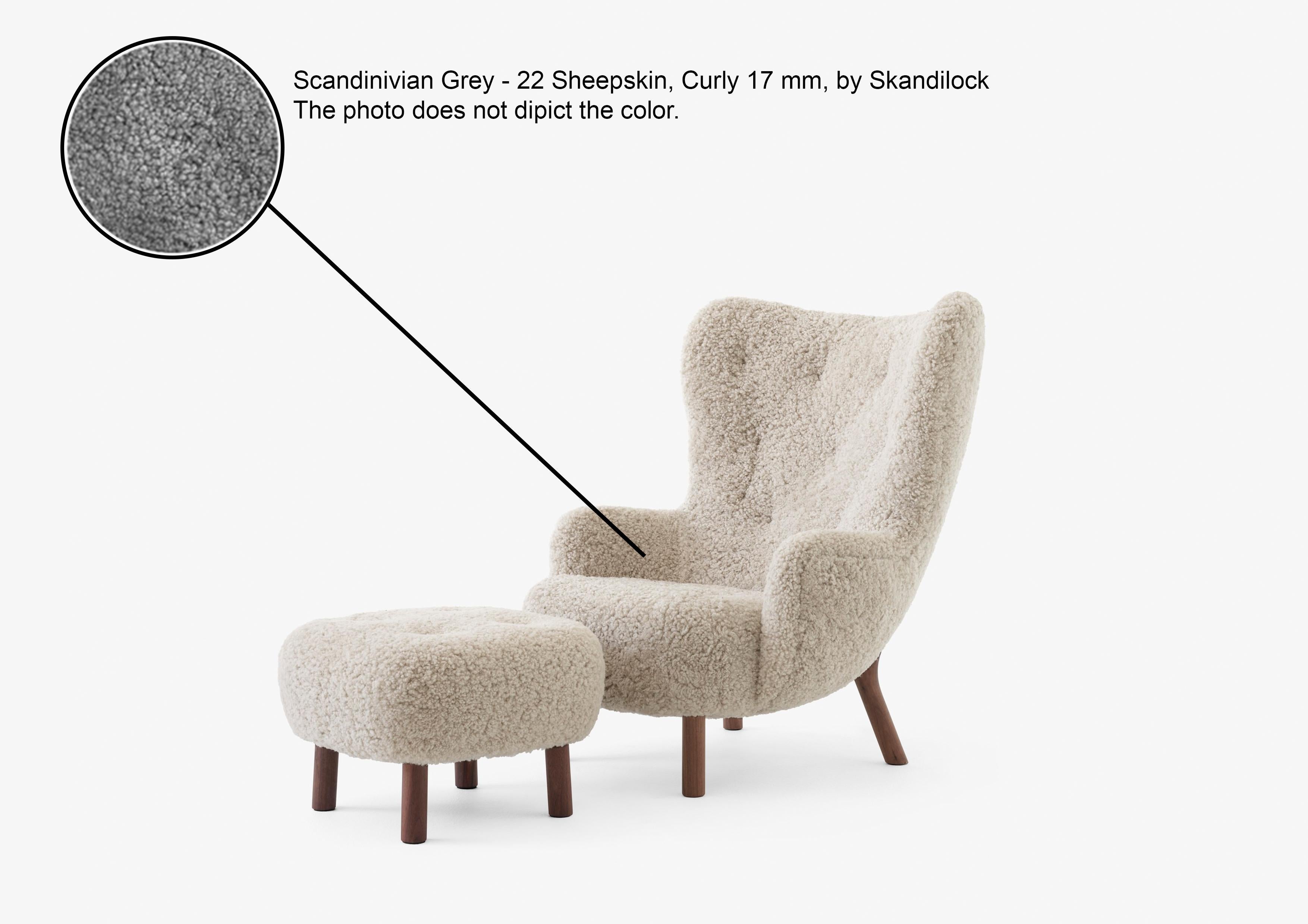 Set aus Petra Lounge Chair & Pouf aus skandinavischem Grey22 Schafsfell 17mm/Walnuss (Skandinavische Moderne) im Angebot