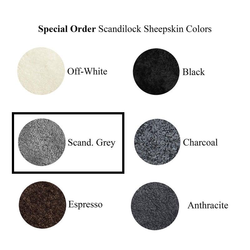 Set aus Petra Lounge Chair & Pouf aus skandinavischem Grey22 Schafsfell 17mm/Walnuss (Litauisch) im Angebot