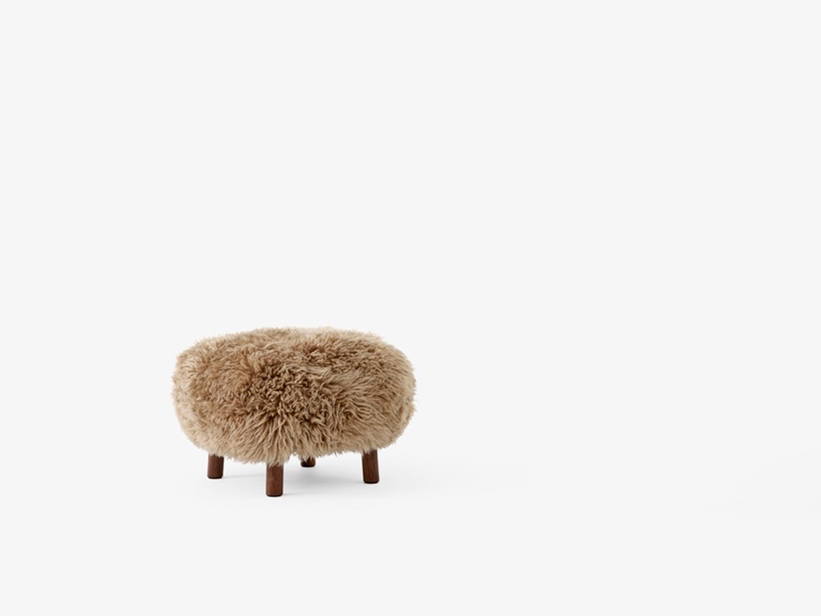 Lituano Set di Petra Lounge Chair & Pouf-Sheepskin Honey 50mm/Walnut di Viggo Boesen in vendita