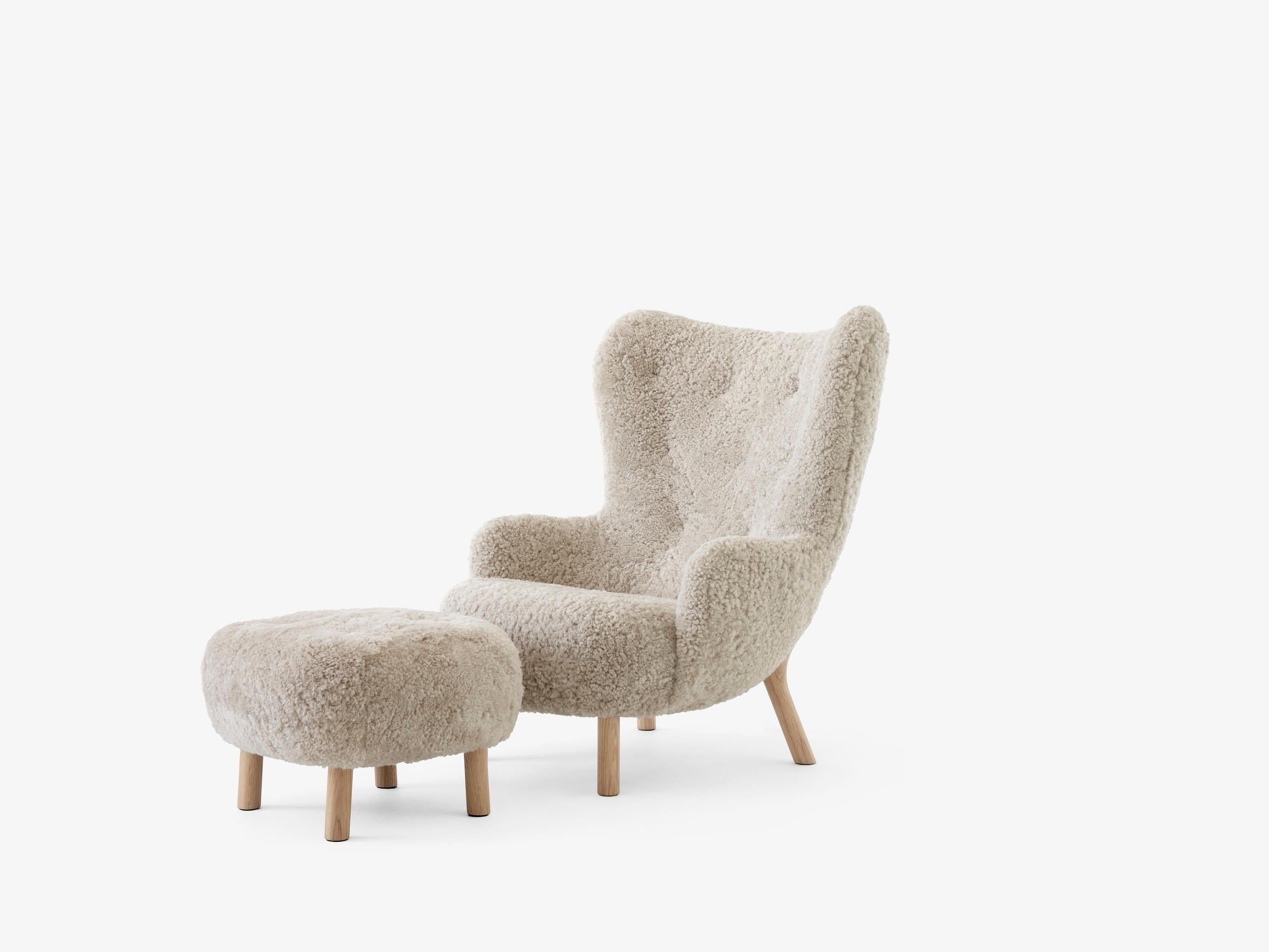 Scandinavo moderno Set di poltrone e pouf Petra - Pelle di pecora Moonlight/Oak - di Viggo Boesen per AT&T in vendita