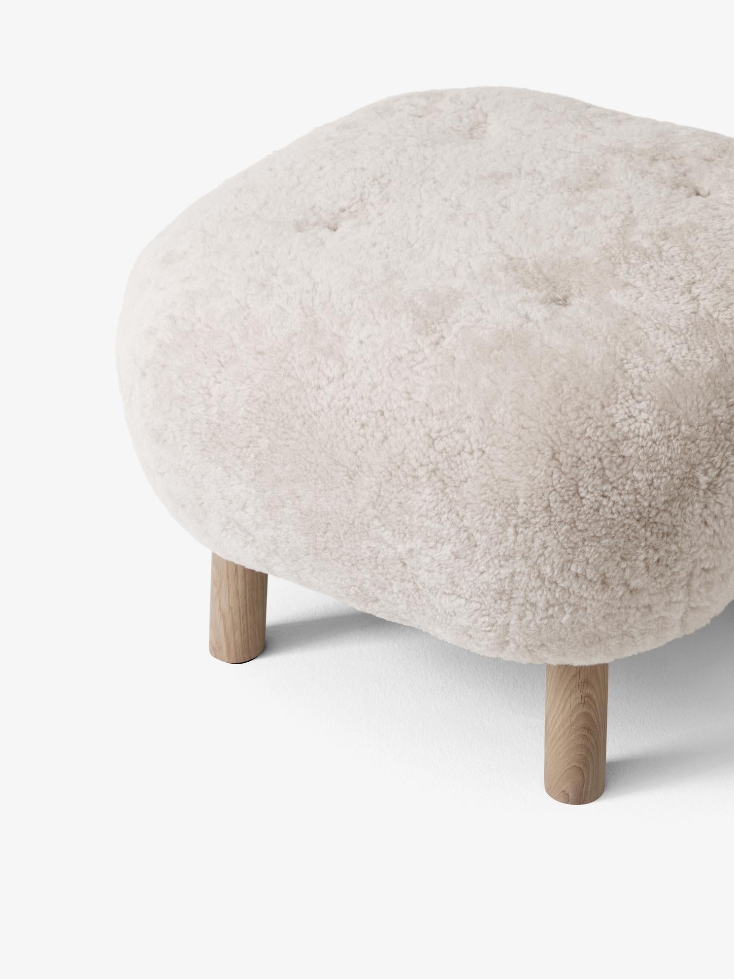 A olio Set di poltrone e pouf Petra - Pelle di pecora Moonlight/Oak - di Viggo Boesen per AT&T in vendita
