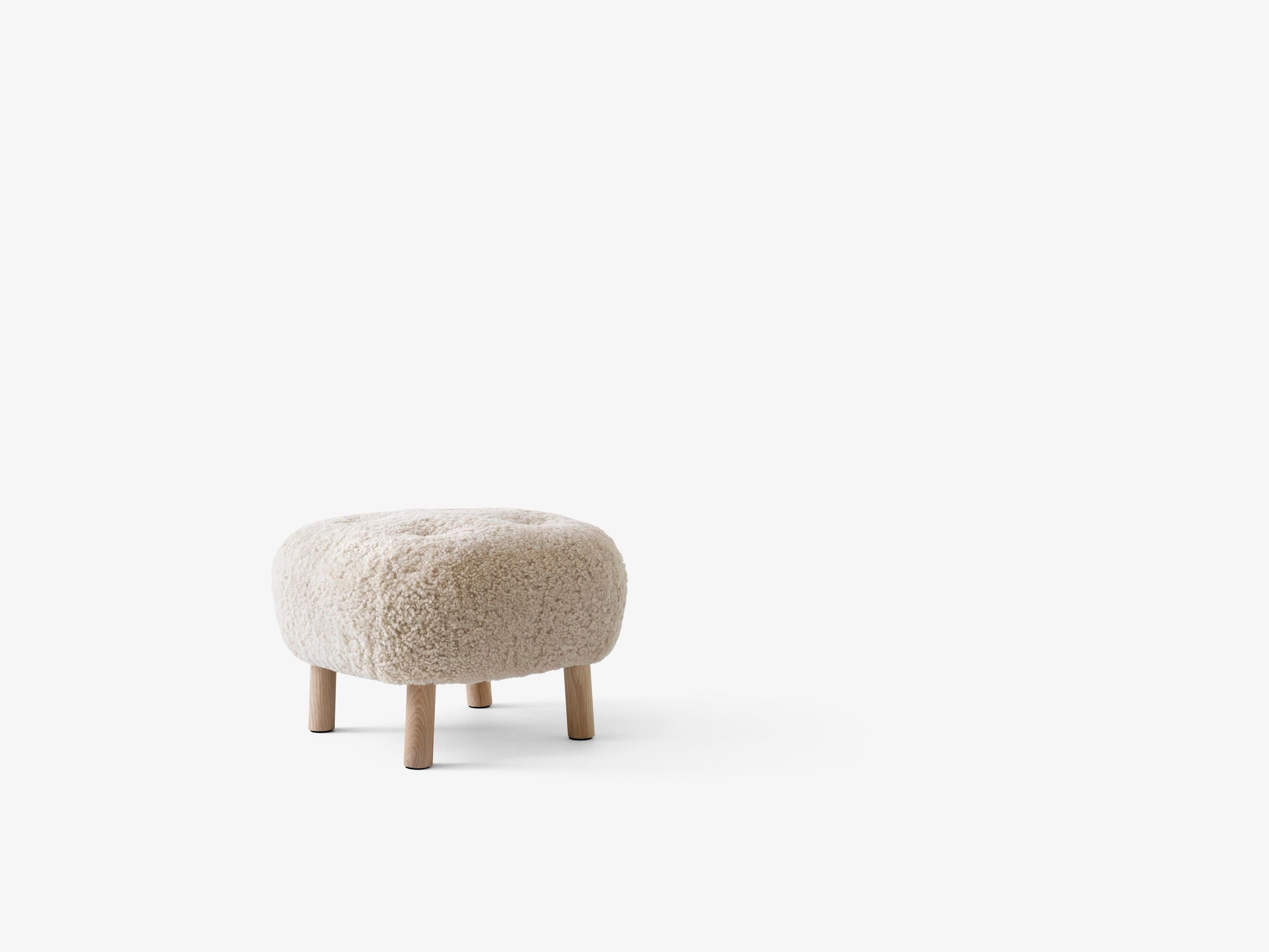 Montone Set di poltrone e pouf Petra - Pelle di pecora Moonlight/Oak - di Viggo Boesen per AT&T in vendita