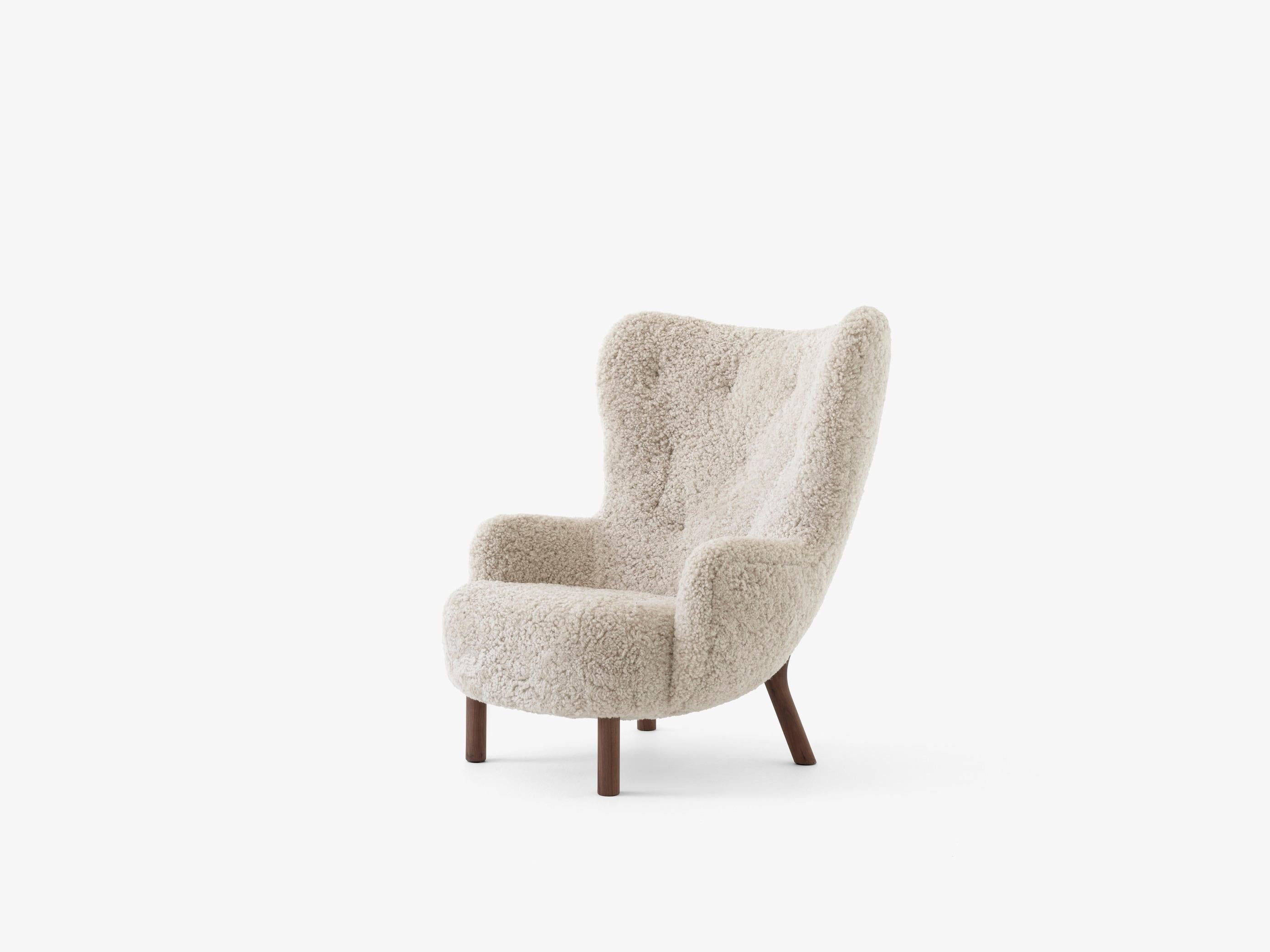 Scandinave moderne Ensemble de chaise longue Petra et pouf en peau de mouton Moonlight/Walnut de Viggo Boesen pour &T en vente