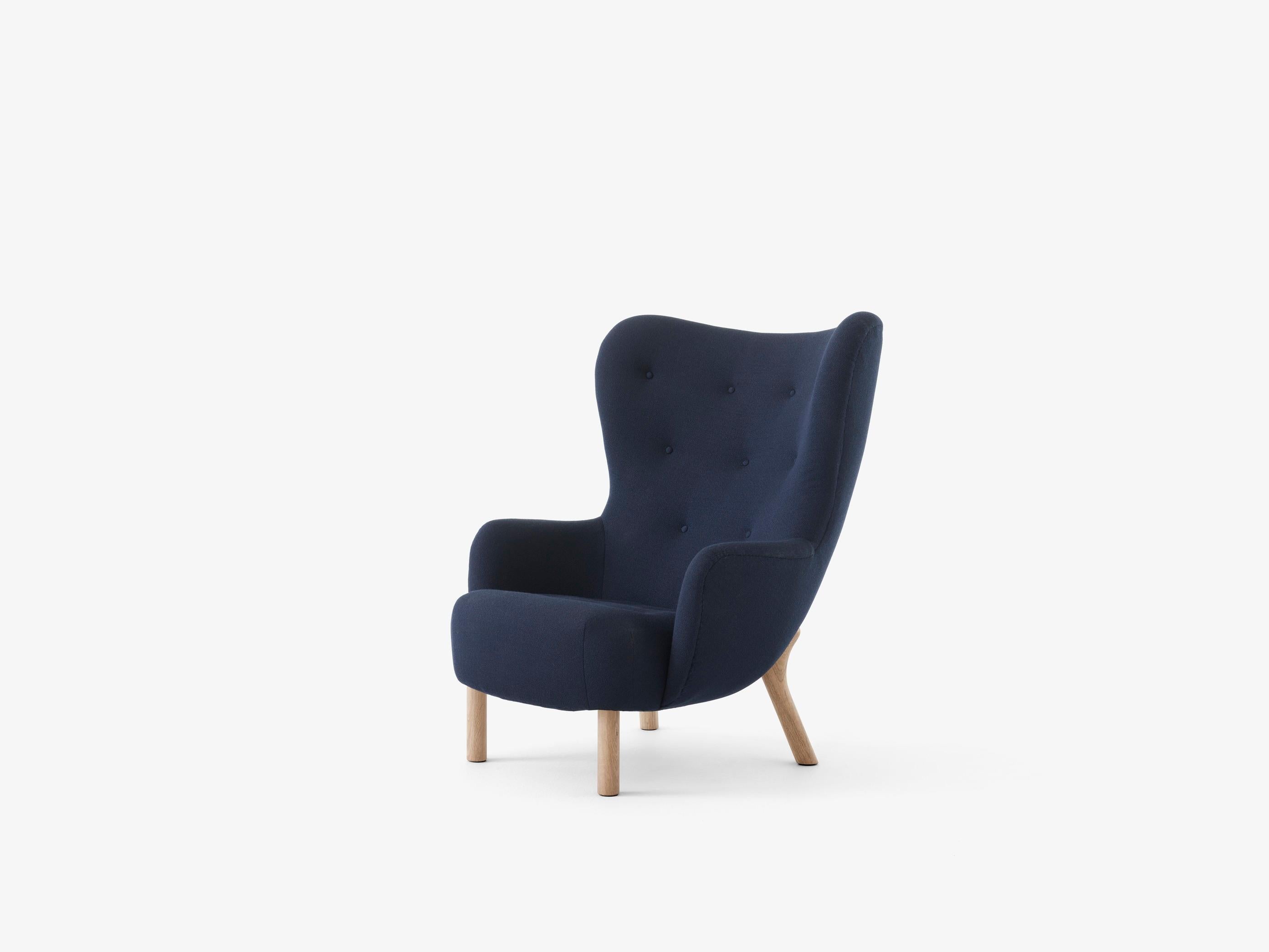 A olio Set di Petra Lounge Chair & Pouf-Vidar554 Tessuto Kvadrat/Oak- by Viggo Boesen in vendita