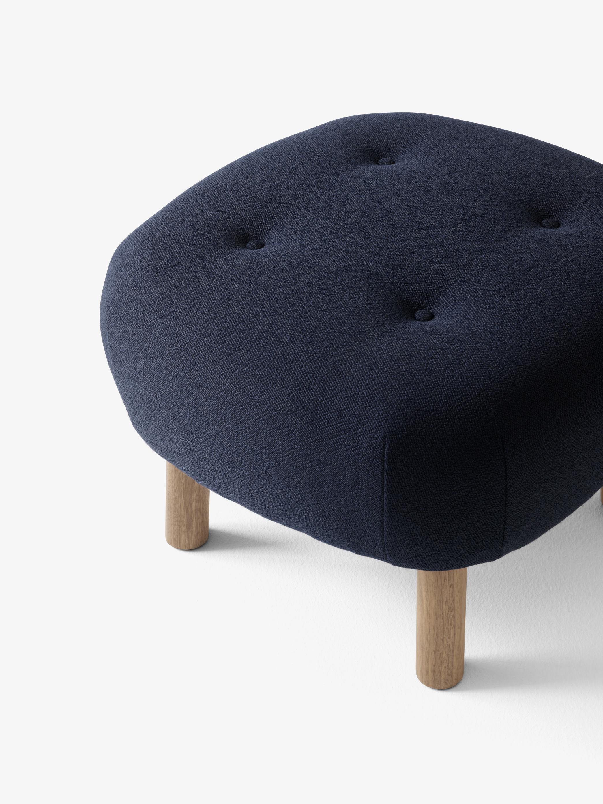 Set di Petra Lounge Chair & Pouf-Vidar554 Tessuto Kvadrat/Oak- by Viggo Boesen in vendita 1