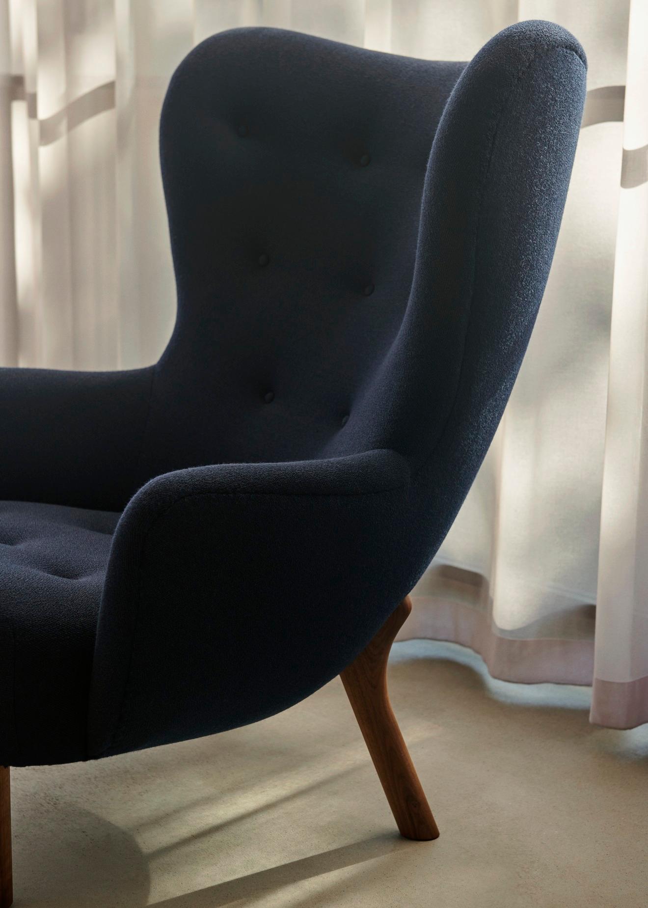 Scandinavo moderno Set di Petra Lounge Chair & Pouf-Vidar554 in Fabrice/Walnut- by Viggo Boesen in vendita