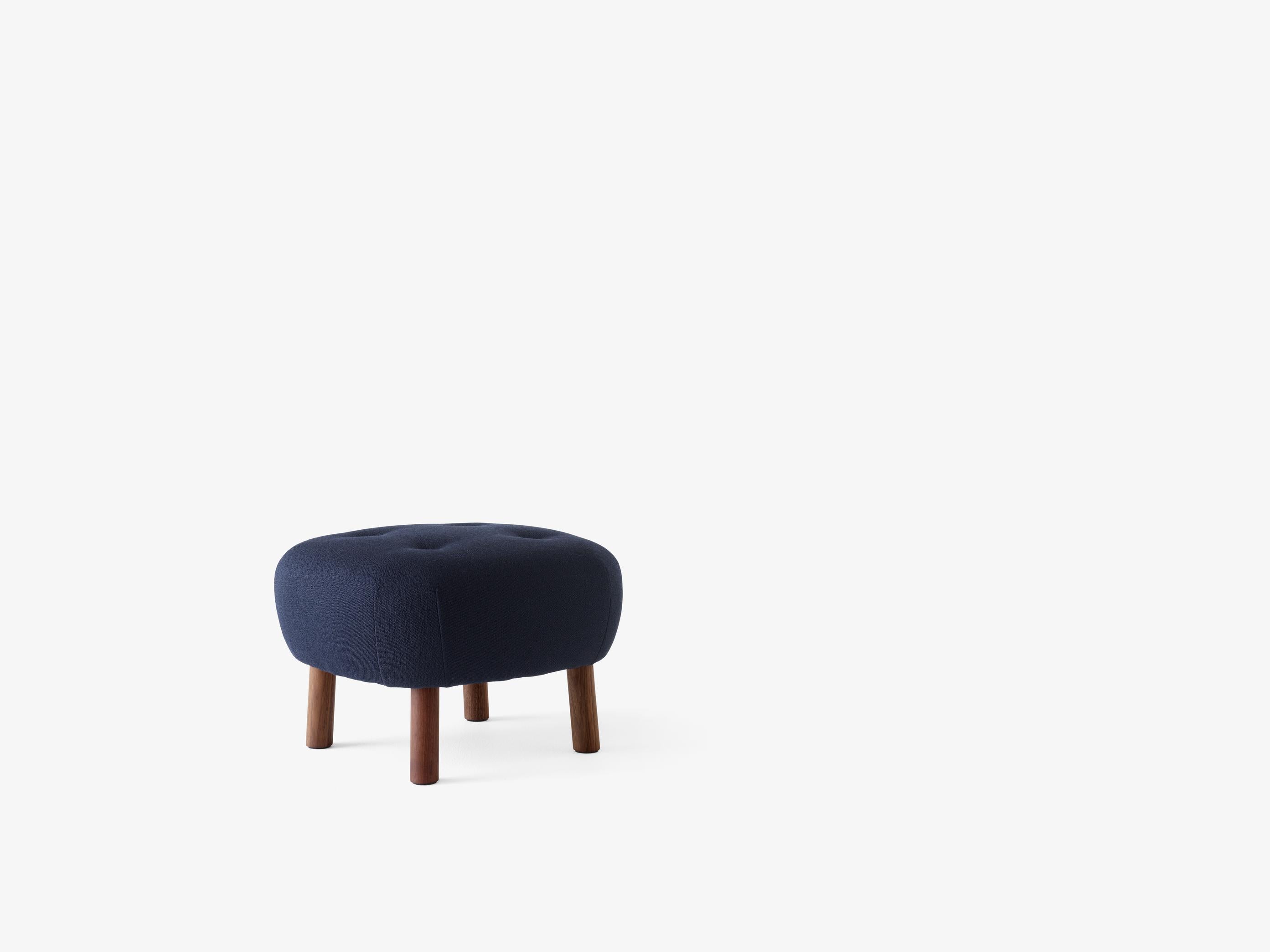 XXI secolo e contemporaneo Set di Petra Lounge Chair & Pouf-Vidar554 in Fabrice/Walnut- by Viggo Boesen in vendita