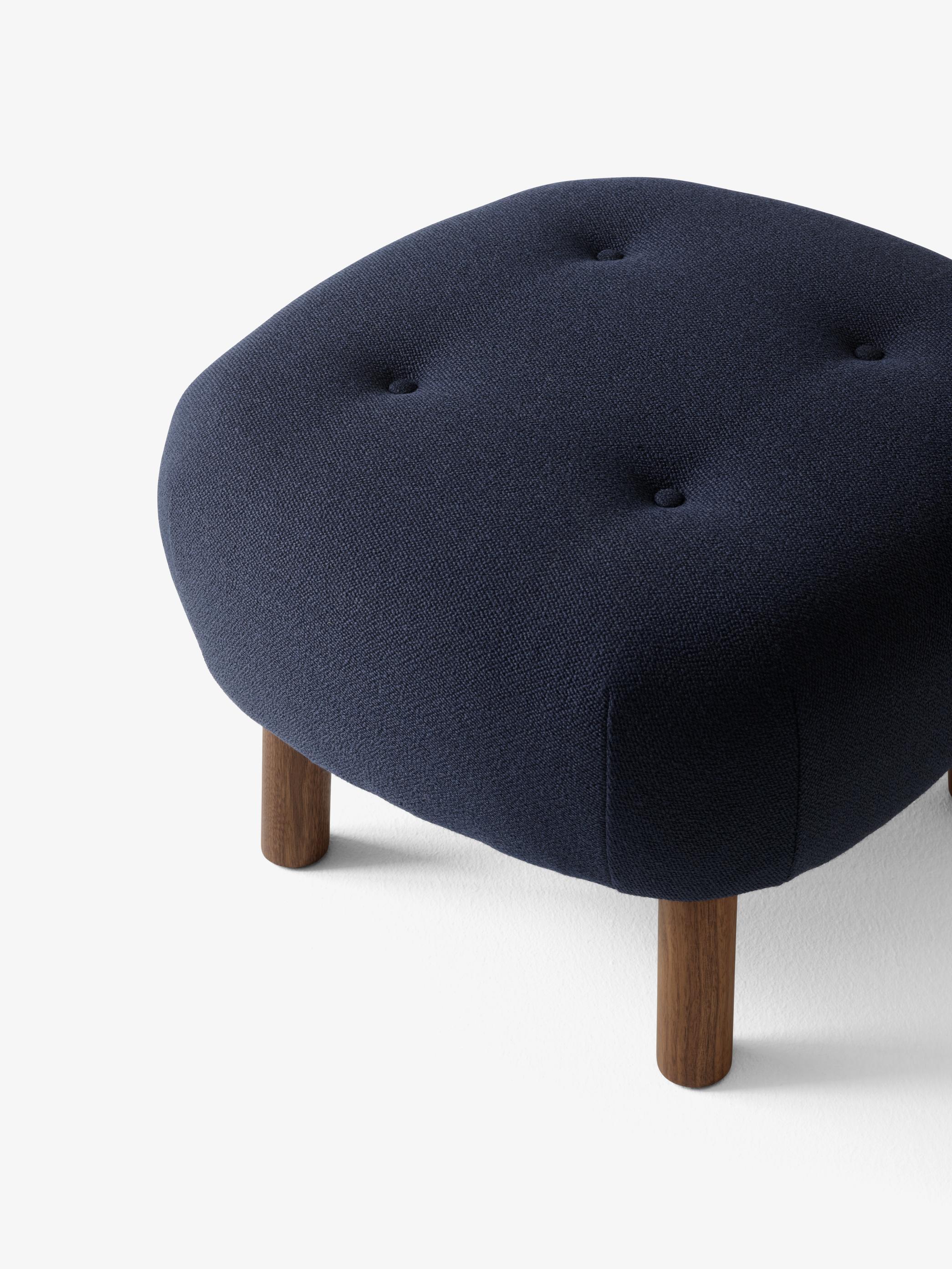 Tessuto Set di Petra Lounge Chair & Pouf-Vidar554 in Fabrice/Walnut- by Viggo Boesen in vendita