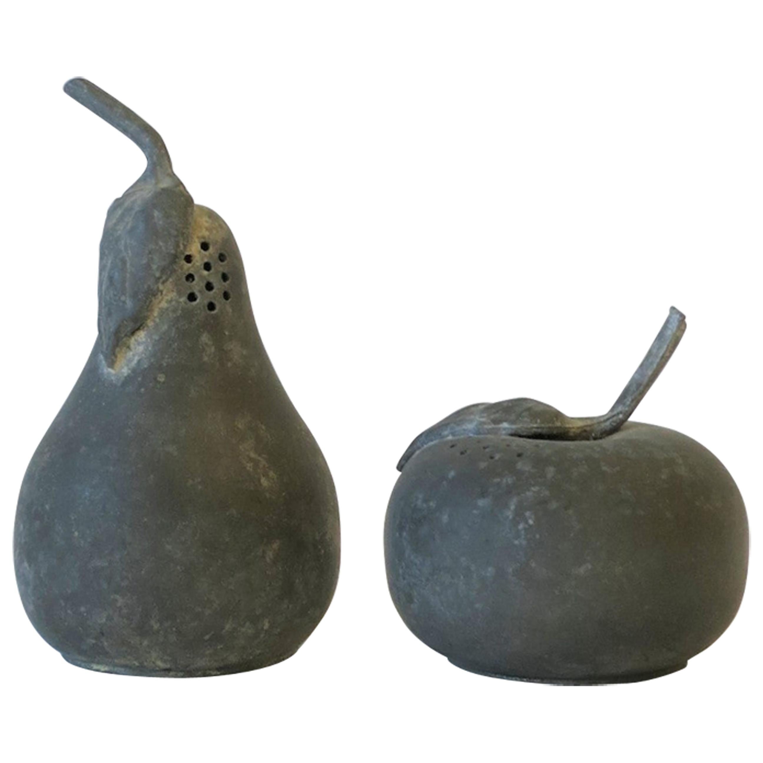Paire de salières et poivrières ou d'objets for Objects décoratifs en étain avec des fruits en vente