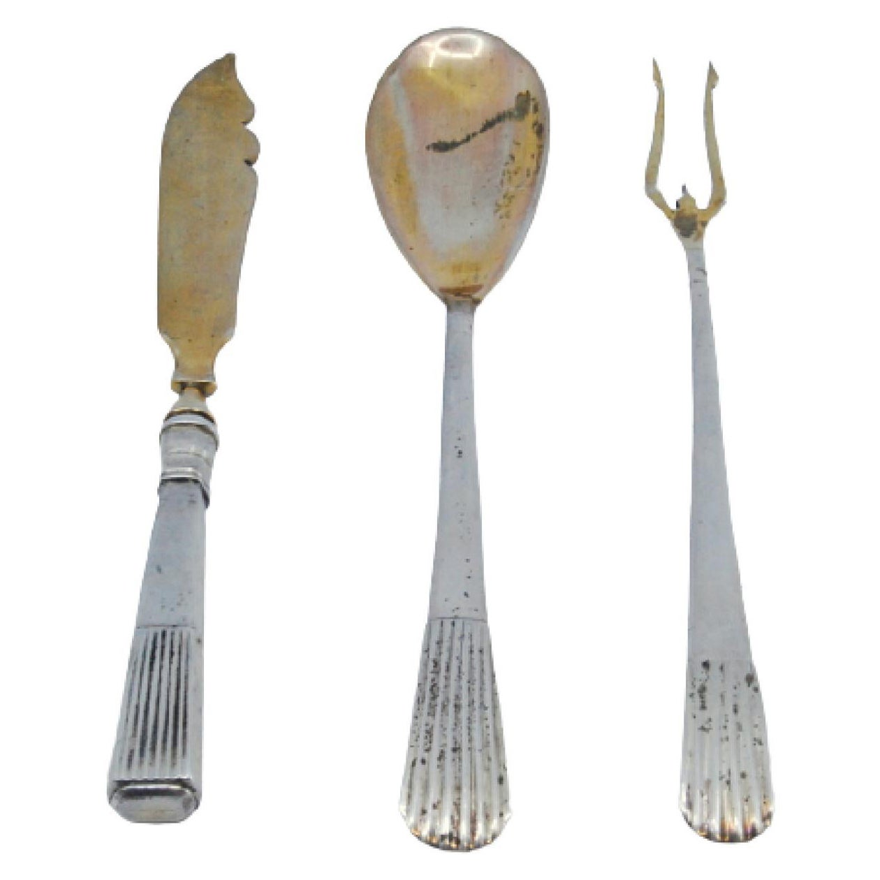 Set of pickle fork, butter knife and sauce spoon in gold with fluted handles For Sale