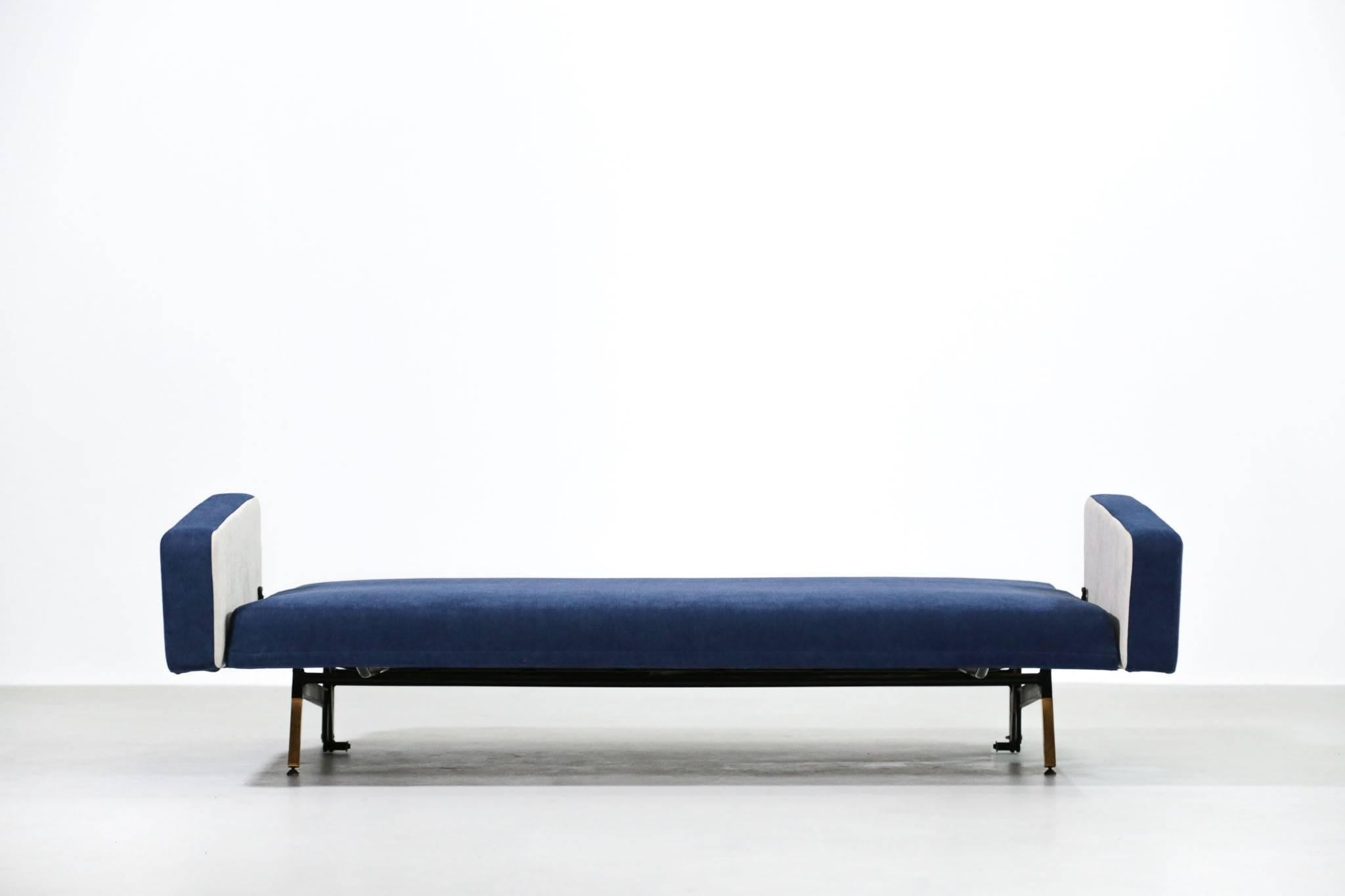Ensemble de canapés et paire de fauteuils Pierre Guariche pour Airborne French Design en vente 3