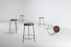 Ensemble de tabourets de Pierre Jeanneret en teck patiné et fer, provenant de Chandigarh, en Inde