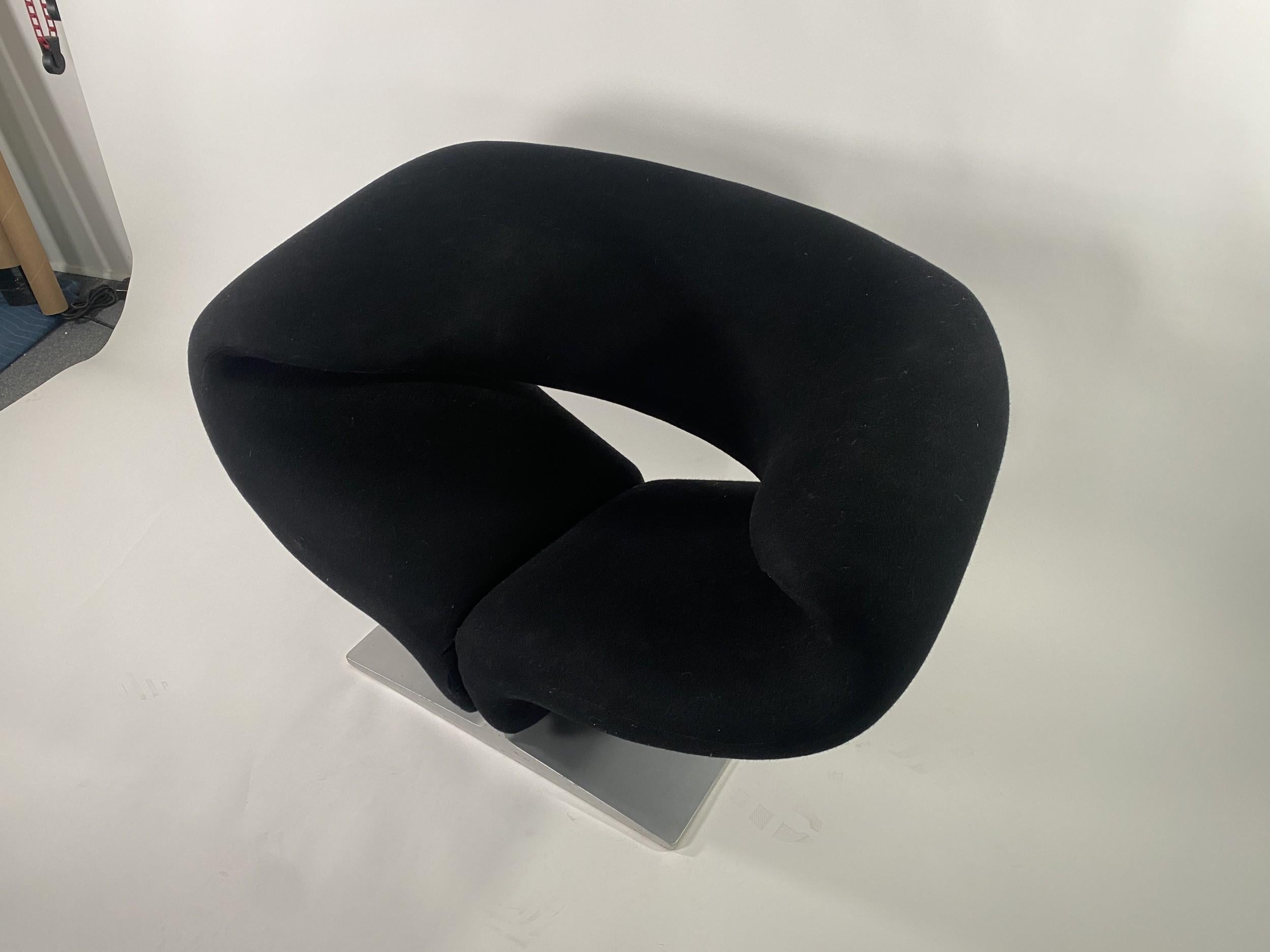 Set of 3 French Mid-Century black ribbon form seating consisting of 2 armchairs on a metallic painted wooden base and a single matching winged ottoman (2 Armchairs, 1 Ottoman) (PIERRE PAULIN)

Ottoman dims: 28.5