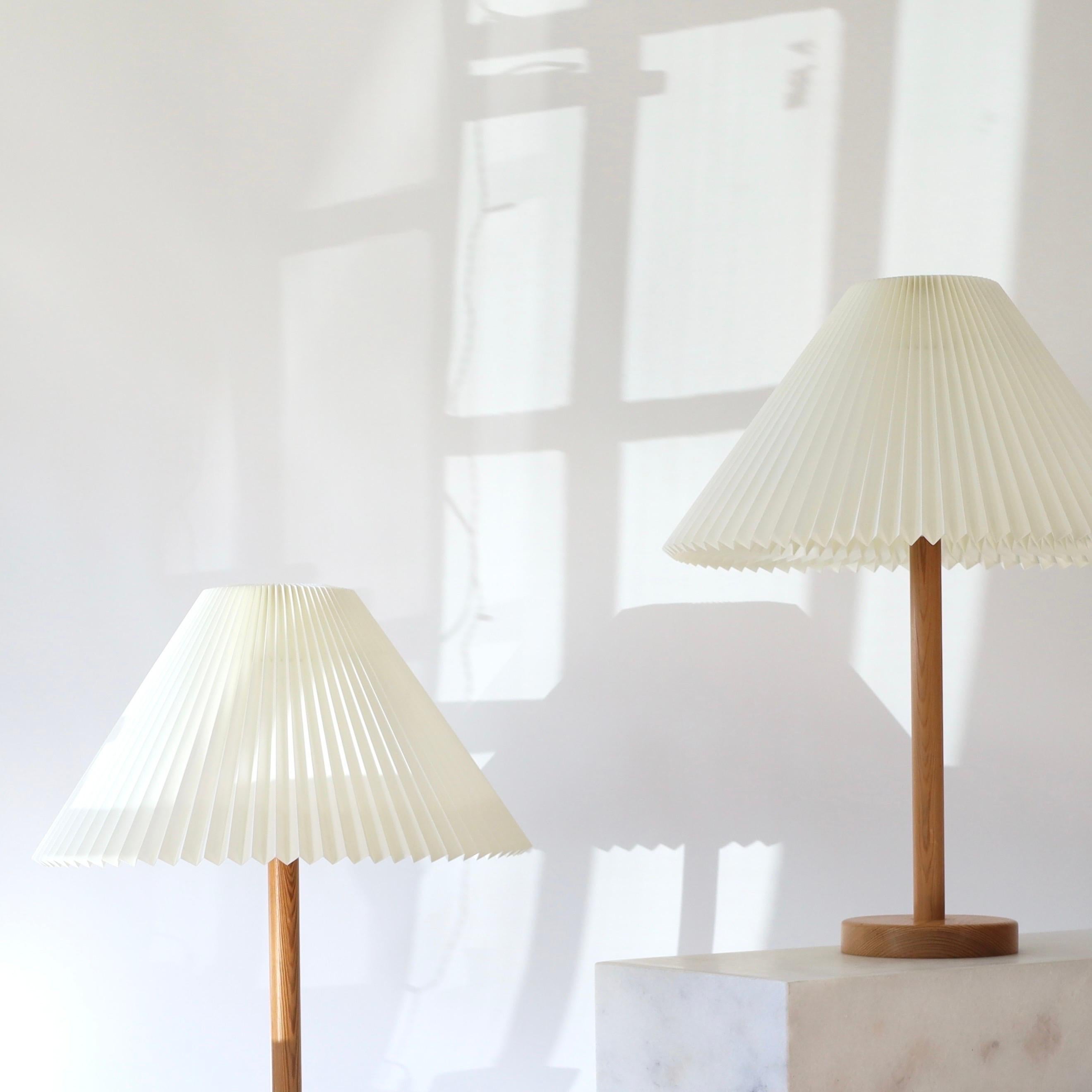 Ensemble de lampes de bureau modernes suédoises en bois de pin fabriquées par Solbackens Svarveri dans les années 1970. Réalisées avec les nouvelles teintes de Le Klint, elles offrent une touche scandinave à un cadre magnifique.

* Une paire (2) de