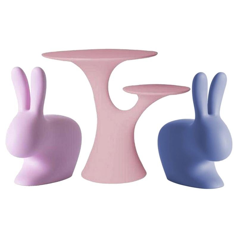 Set aus rosa und blauen Kaninchenstühlen und Tisch