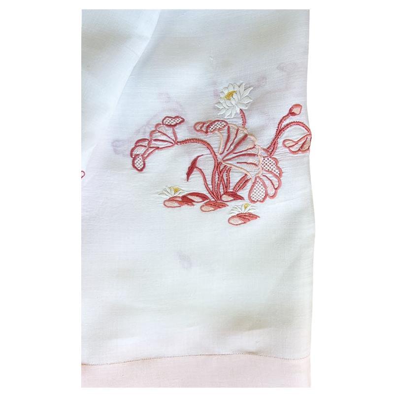 Un bellissimo set di biancheria da tavola ricamata e tovaglioli coordinati. Questo set è realizzato in lino bianco e ricamato a mano con fiori rosa. Il set comprende 12 tovaglioli e una tovaglia rettangolare. 

Dimensioni:
12 tovaglioli quadrati 16