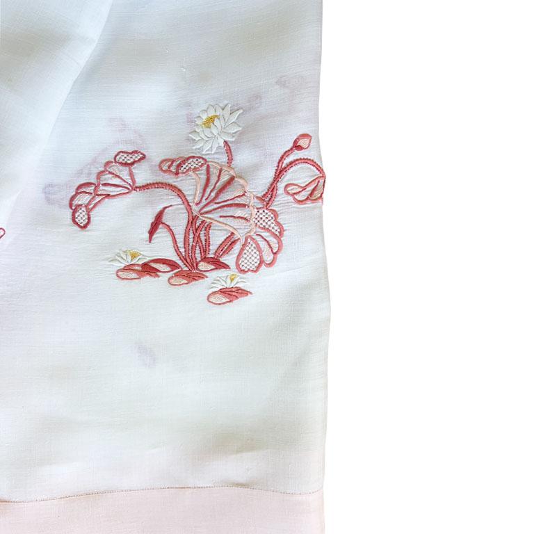 Bohémien Set di tovaglioli e tovaglia ricamati con fiori rosa - 12 in vendita