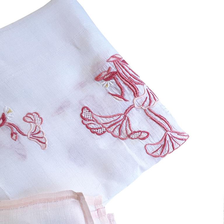 Tessuto Set di tovaglioli e tovaglia ricamati con fiori rosa - 12 in vendita