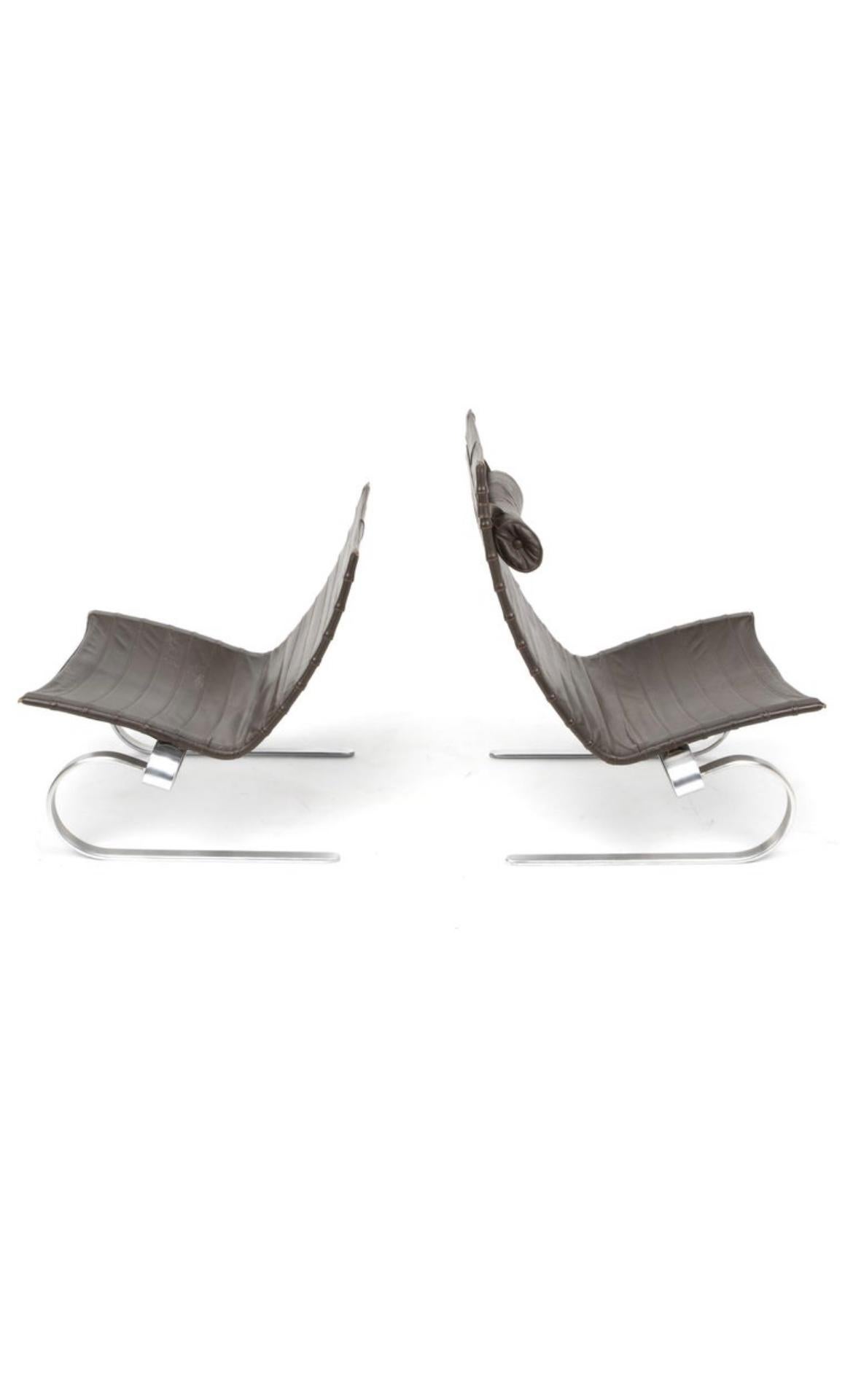 Ensemble composé d'une chaise longue PK20 à dossier haut et d'une chaise longue PK20 à dossier bas en métal chromé et cuir brun sienna. Estampillé pour Poul Kjaerholm ; autre estampillage : Danemark.
Chaise plus grande : 35