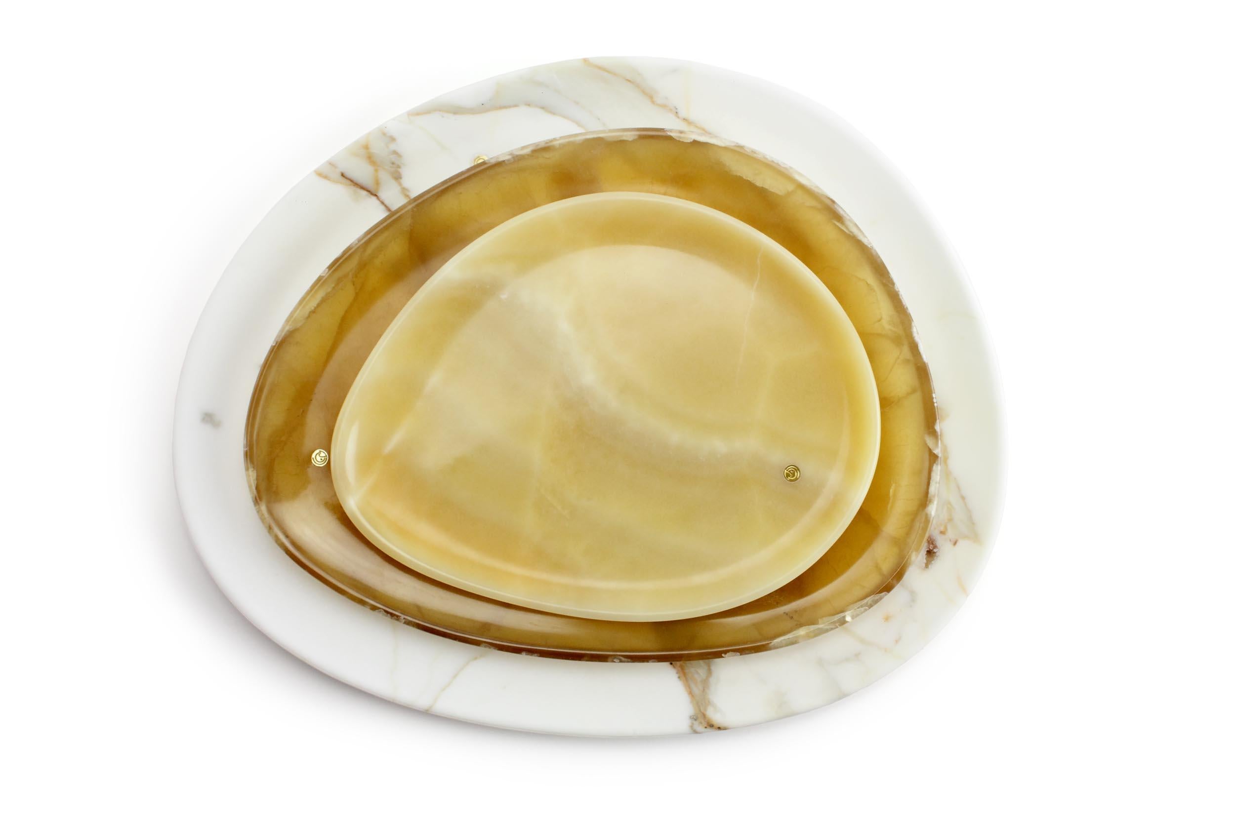 Handgeschnitzte Präsentationsteller aus orangefarbenem Onyx, bernsteinfarbenem Onyx und Calacatta-Marmor. Mehrfache Verwendung als Teller, Platten und Untersetzer. 

Abmessungen: Klein L 24, B 20, H 1,8 cm, mittel L 30, B 28, H 1,8 cm, groß L 36, B